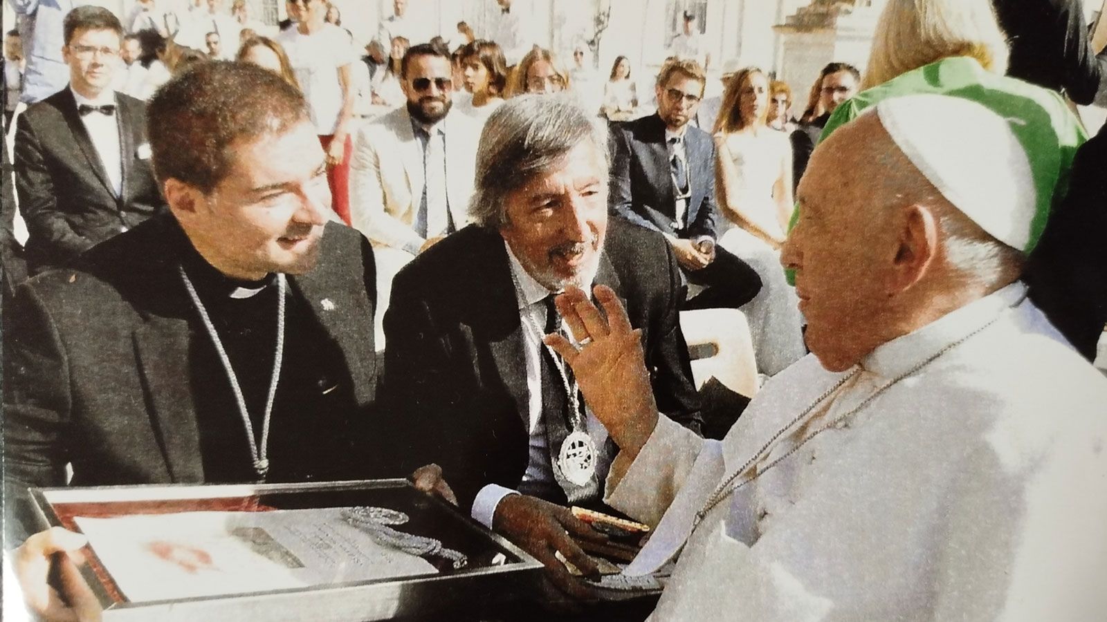 El papa Francisco I recibe los presentes de la CPSI, entregados por el abad de San Isidoro, Luis Gutiérrez, a 27 de septiembre de 2023.