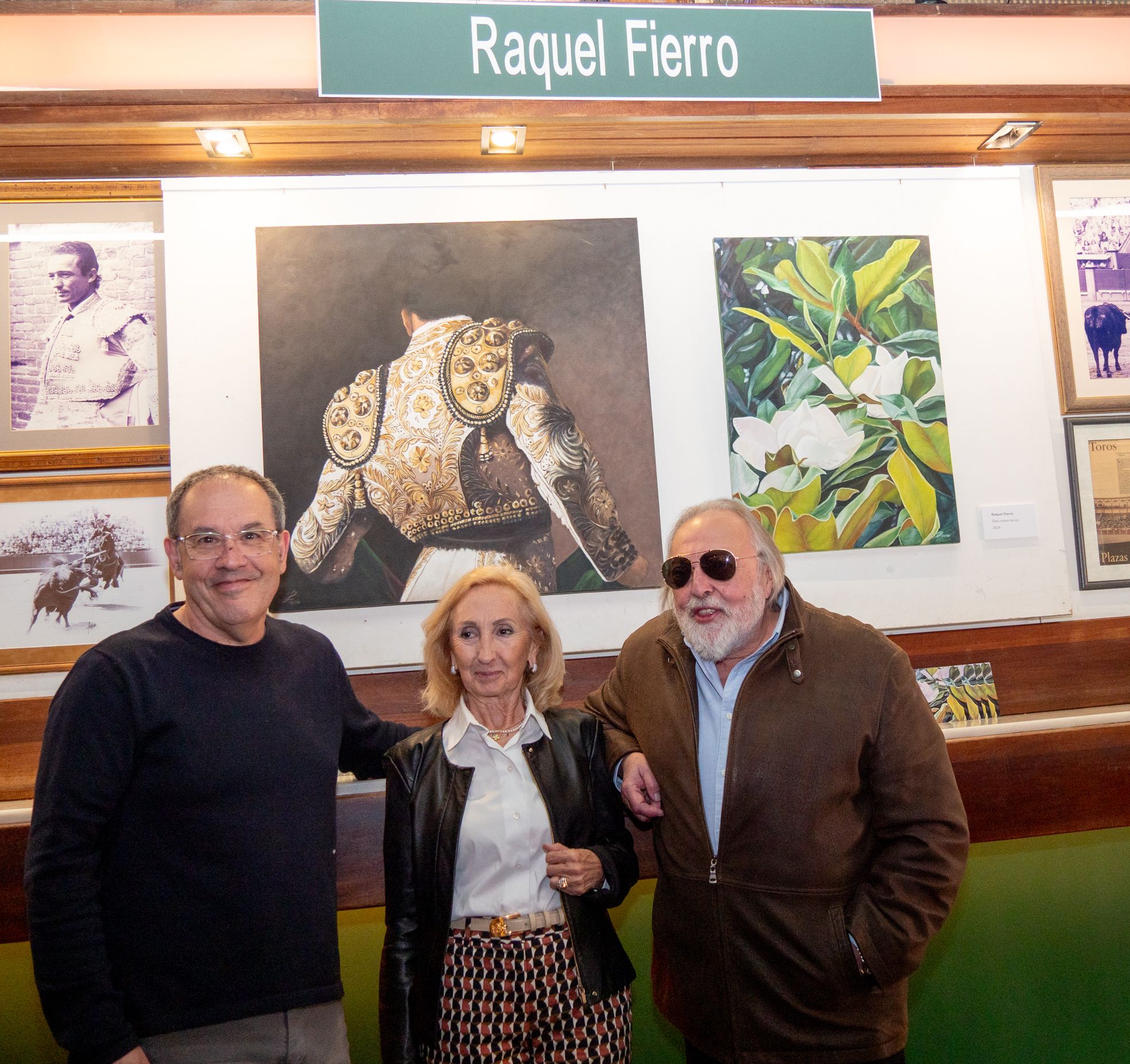 Pablo Martínez, Raquel Fierro y Juan Carlos Uriarte ante las dos piezas expuestas en el Camarote. | VICENTE GARCÍA