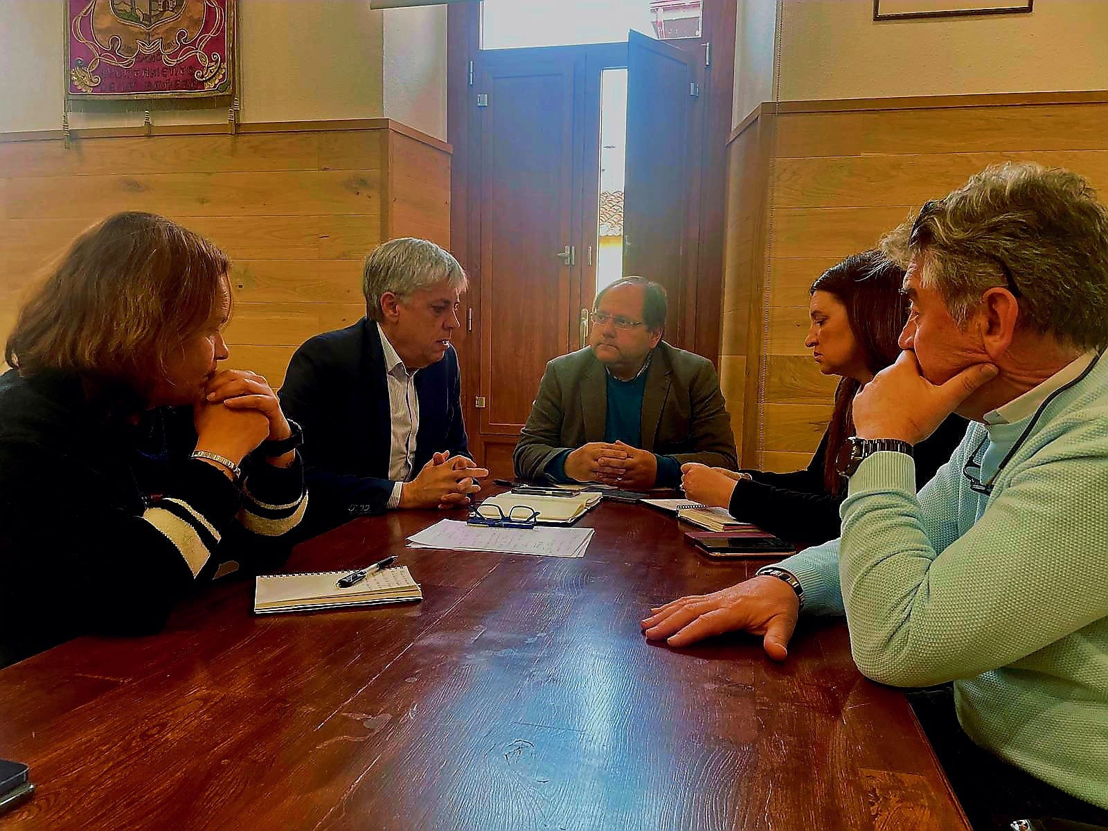 Reunión de Javier Carrera y otros concejales con Eduardo Diego. | L.N.C. Reunión de Javier Carrera y otros concejales con Eduardo Diego. | L.N.C.