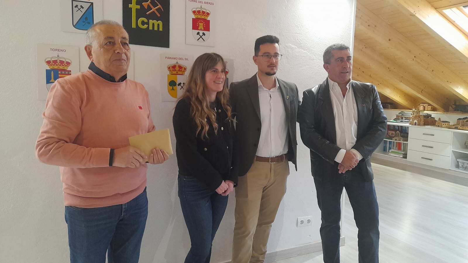 Entrega de la Fundación Cultura Minera a Cruz Roja de la recaudación de la exposición para los damnificados de la Dana. | MAR IGLESIAS