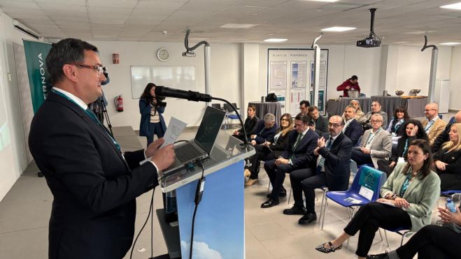 El director de la planta de Ponferrada durante su intervención. | JAVIER FERNÁNDEZ El director de la planta de Ponferrada durante su intervención. | JAVIER FERNÁNDEZ