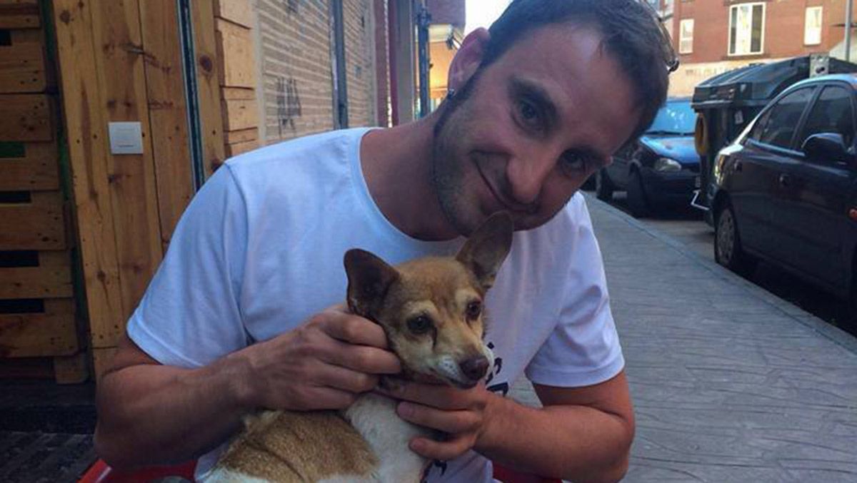 Dani Rovira junto a Tina. | ASOC. PROTECTORA ANIMALES Y PLANTAS DE LEÓN Dani Rovira junto a Tina. | ASOC. PROTECTORA ANIMALES Y PLANTAS DE LEÓN
