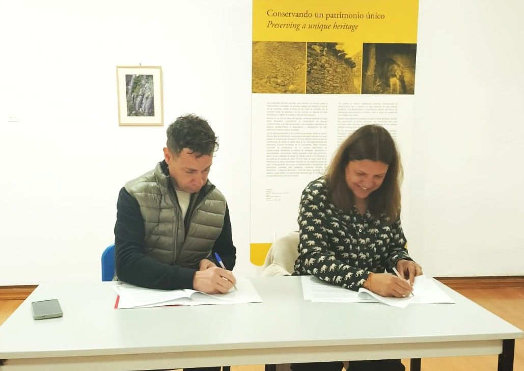 En la imagen, un momento de la firma de los protocolos en Villablino.