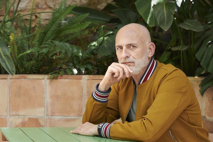 El escritor Alejandro Palomas llega este viernes a La Casona de San Feliz de Torío. | XAVIER TORRES-BACCHETTA