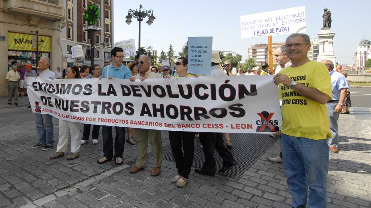 Una manifestación de los afectados por las preferentes en el 2013. | MAURICIO PEÑA