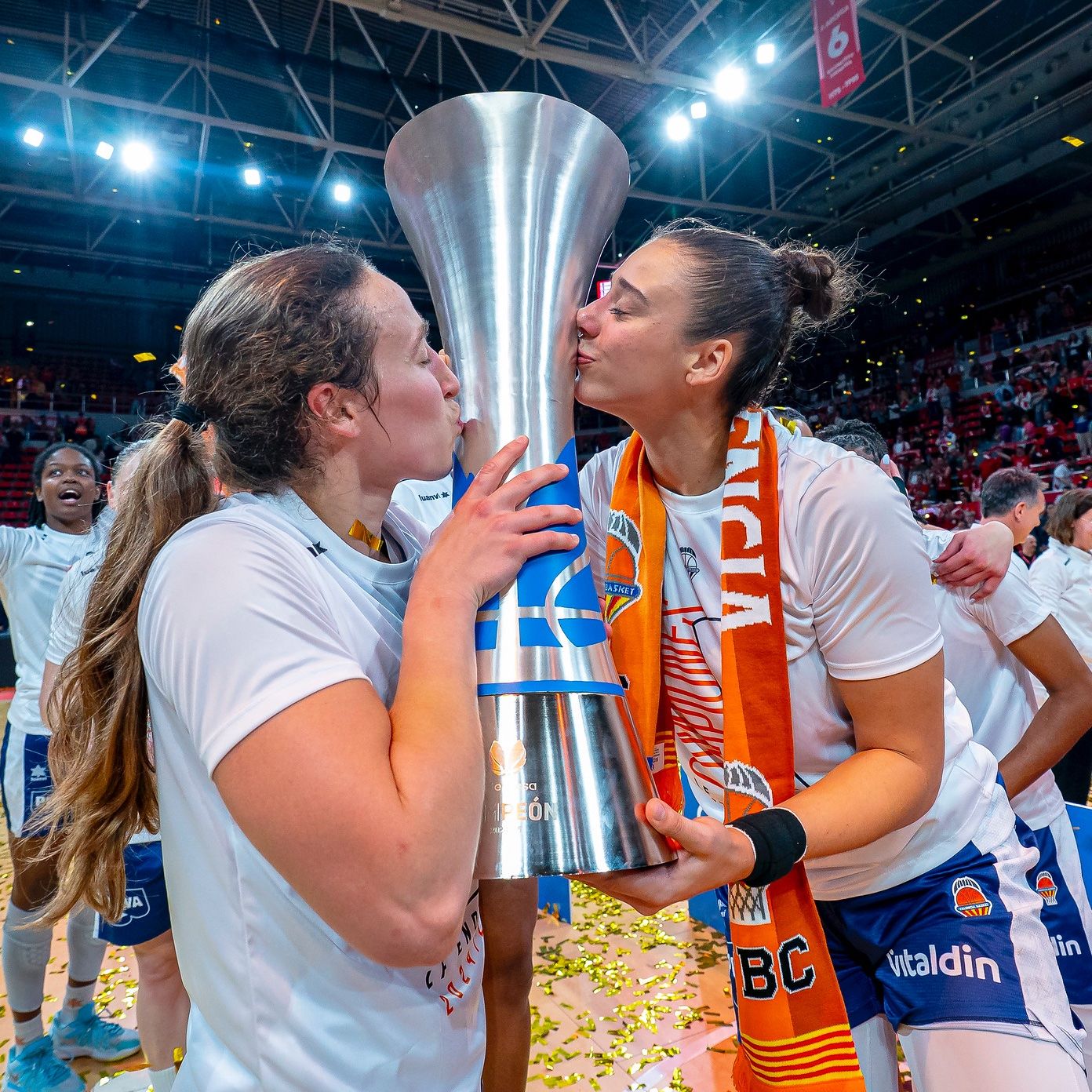 Alicia, a la izquierda, besa el trofeo de campeona. BALONCESTOESP