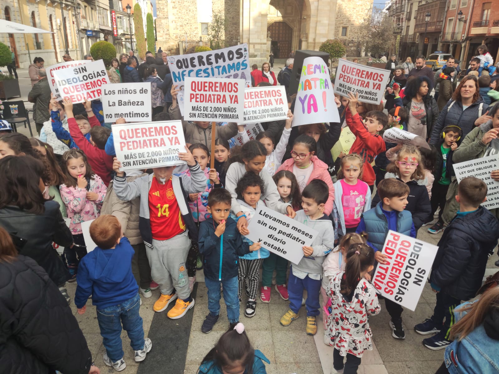 Los niños fueron los grandes protagonista de la concentración al grito de «queremos pediatra». | ALEJANDRO RODRÍGUEZ