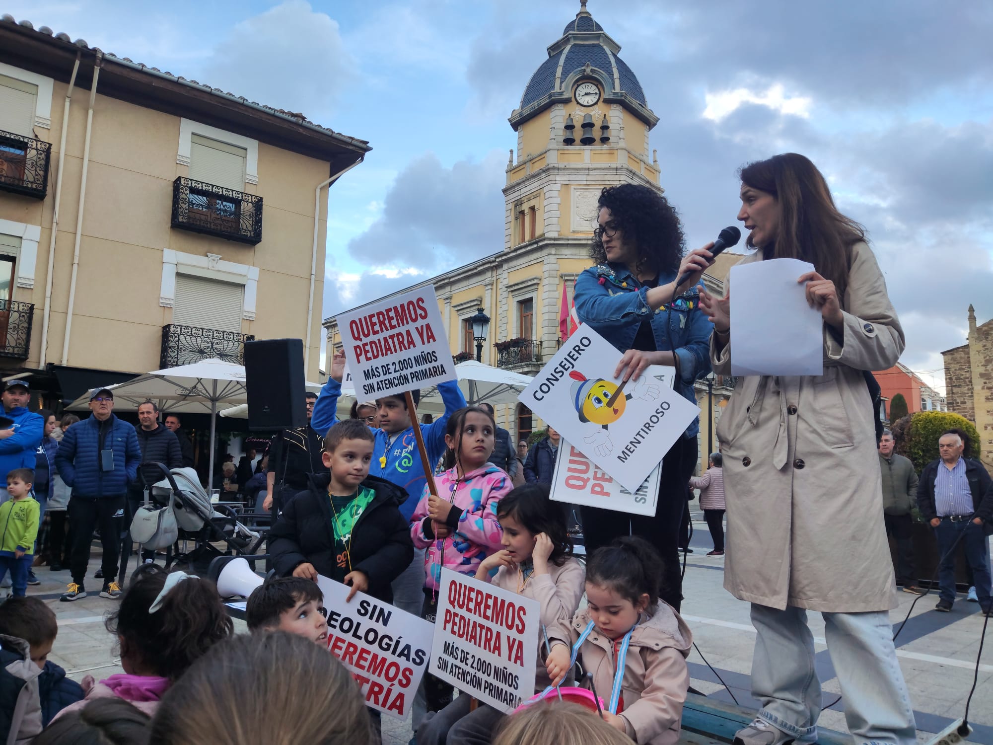 Dos de las portavoces del movimiento ciudadano tomando la palabra. | A. RODRÍGUEZ Dos de las portavoces del movimiento ciudadano tomando la palabra. | A. RODRÍGUEZ