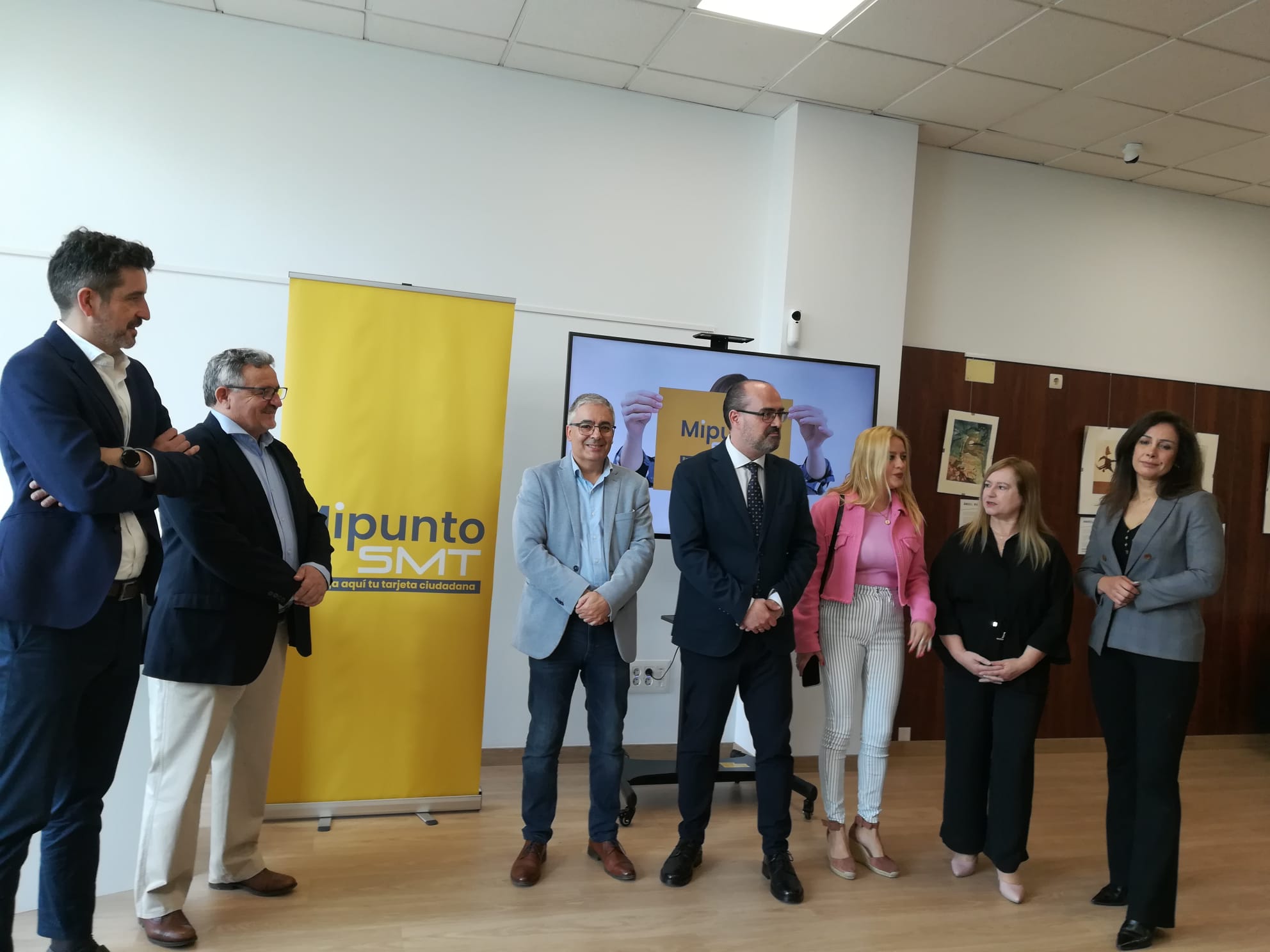 Presentación del punto de recarga de tarjetas en la oficina de Cuatrovientos de Asprona. | MAR IGLESIAS
