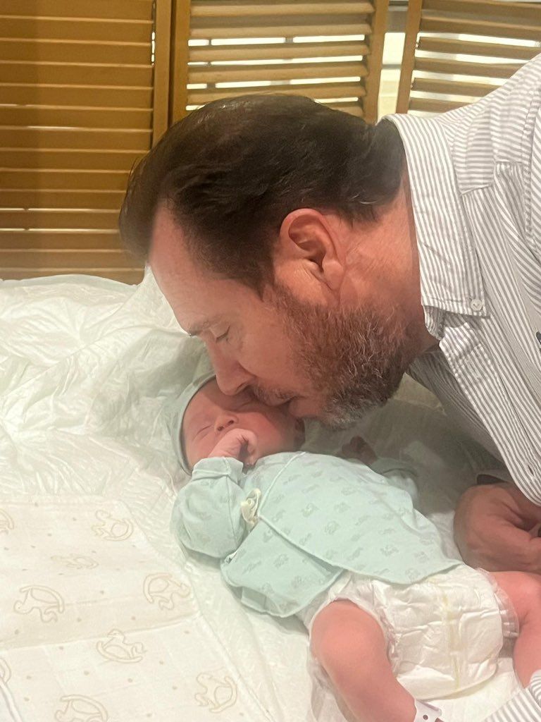 Óscar Puente, junto a su hijo recién nacido