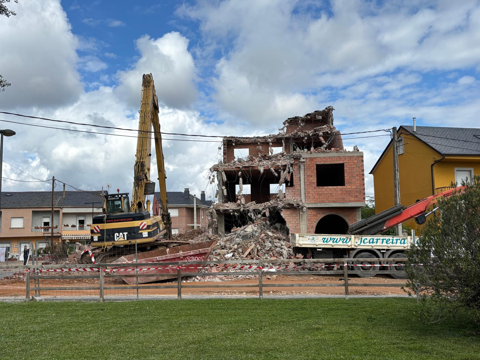 Edificio en ruinas en Carracedo del Monasterio. | JAVIER FERNÁNDEZ