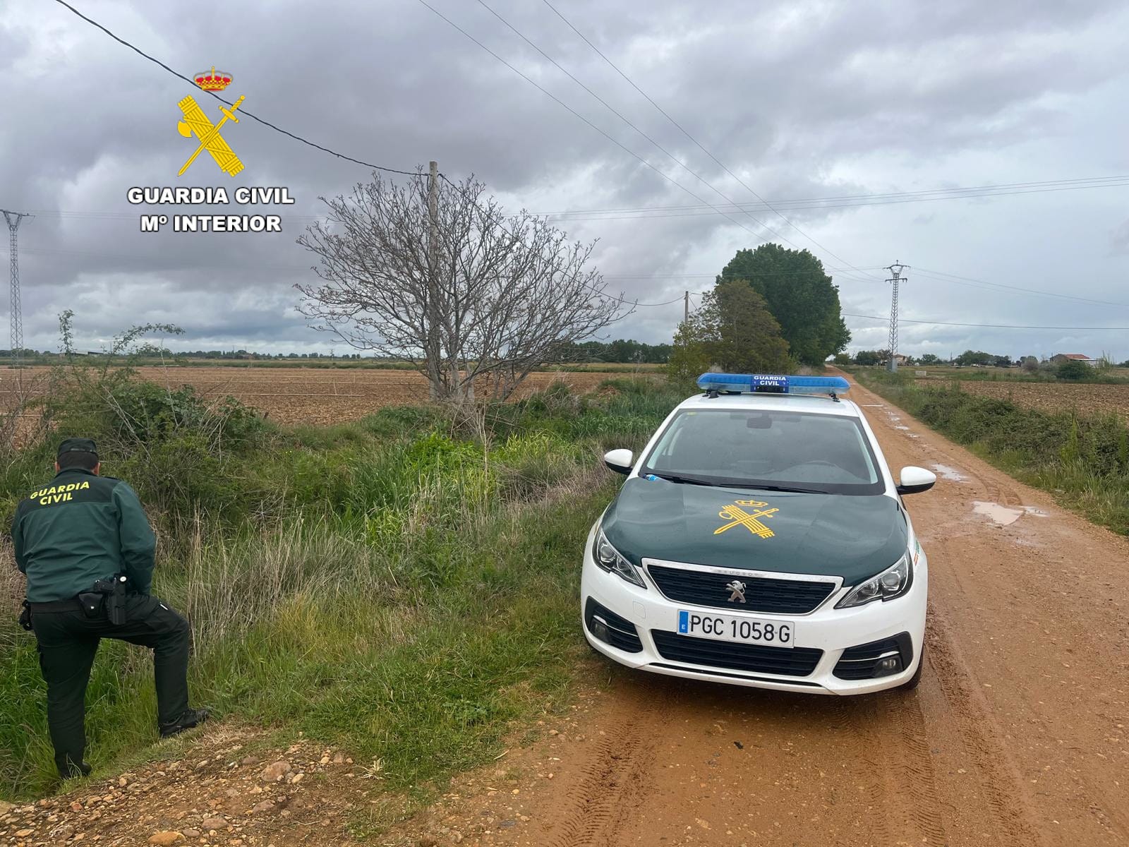 El coche de la Guardia Civil junto a la acequia donde sorprendieron al hombre