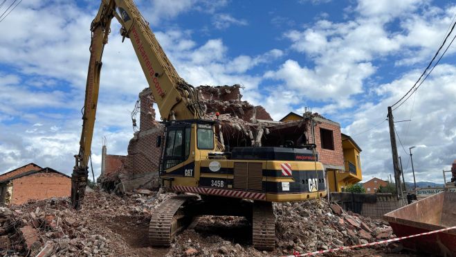 Trabajos de demolición del edificio. | JAVIER FERNÁNDEZ Trabajos de demolición del edificio. | JAVIER FERNÁNDEZ