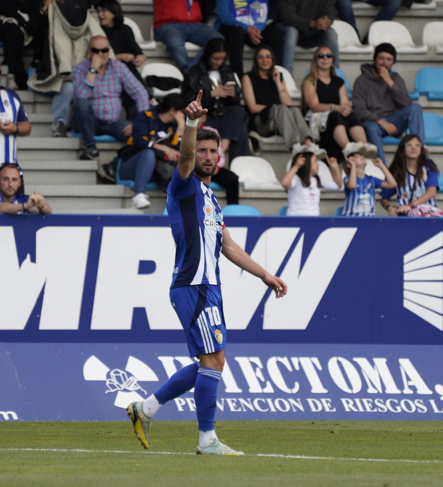 Borja Valle celebrando el primer tanto ante el Athletic B. PONFERRADINA