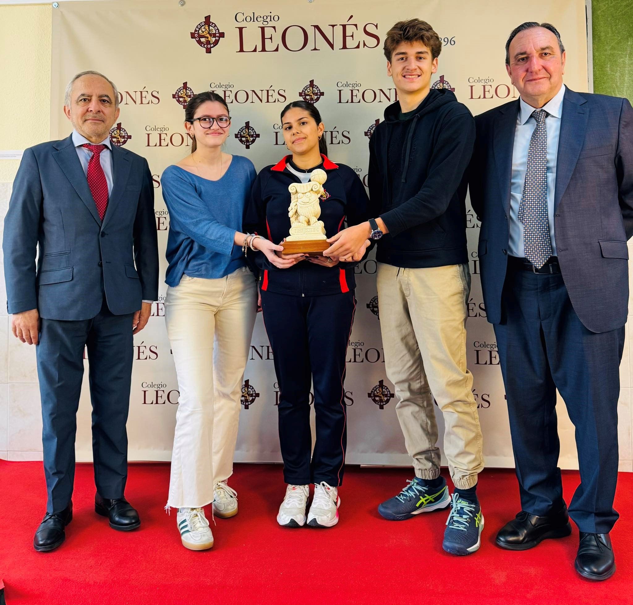 Foto de los alumnos reconocidos junto a los responsables del colegio