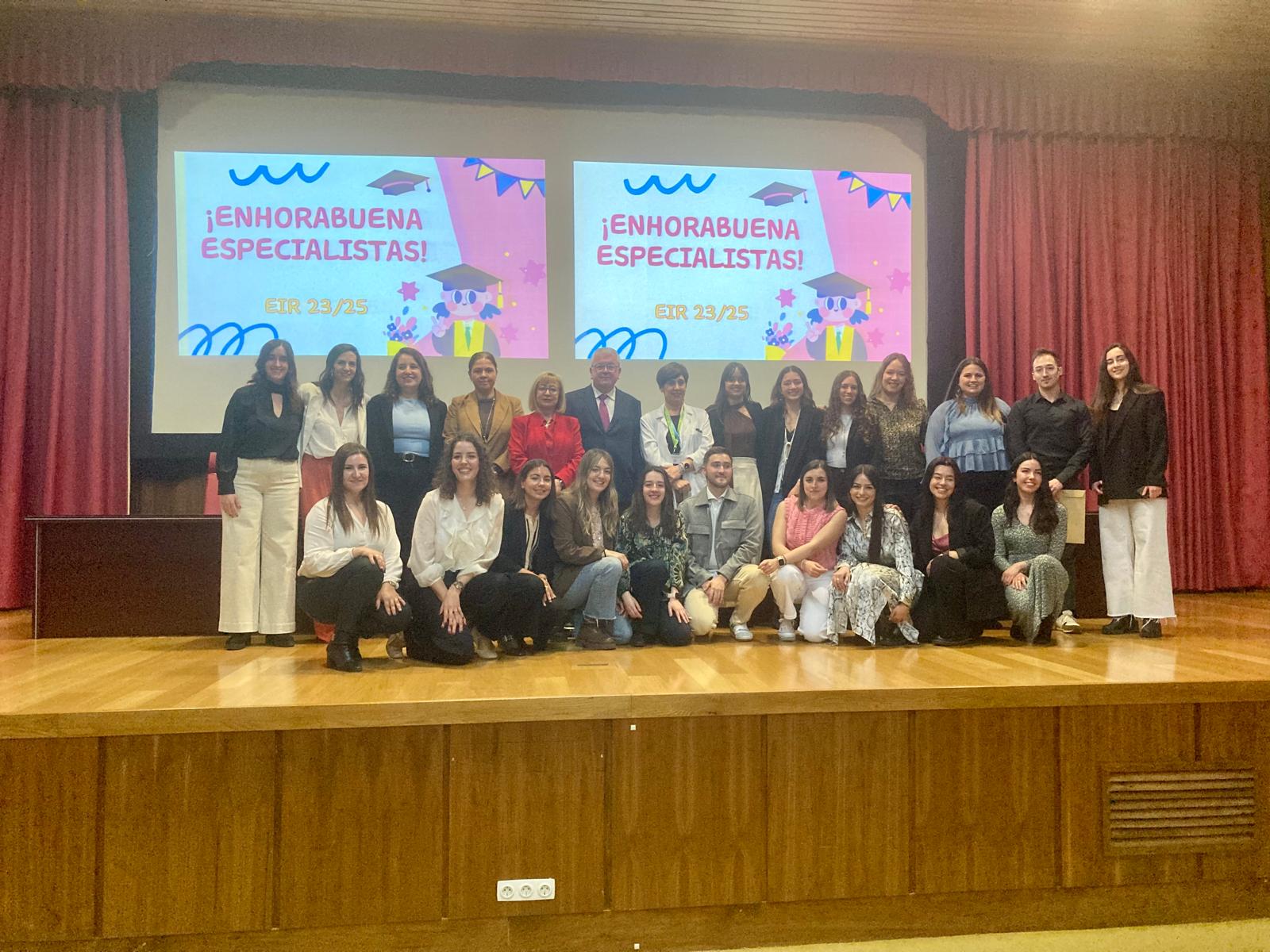 Foto de familia de los residentes de Enfermería que finalizan su formación.