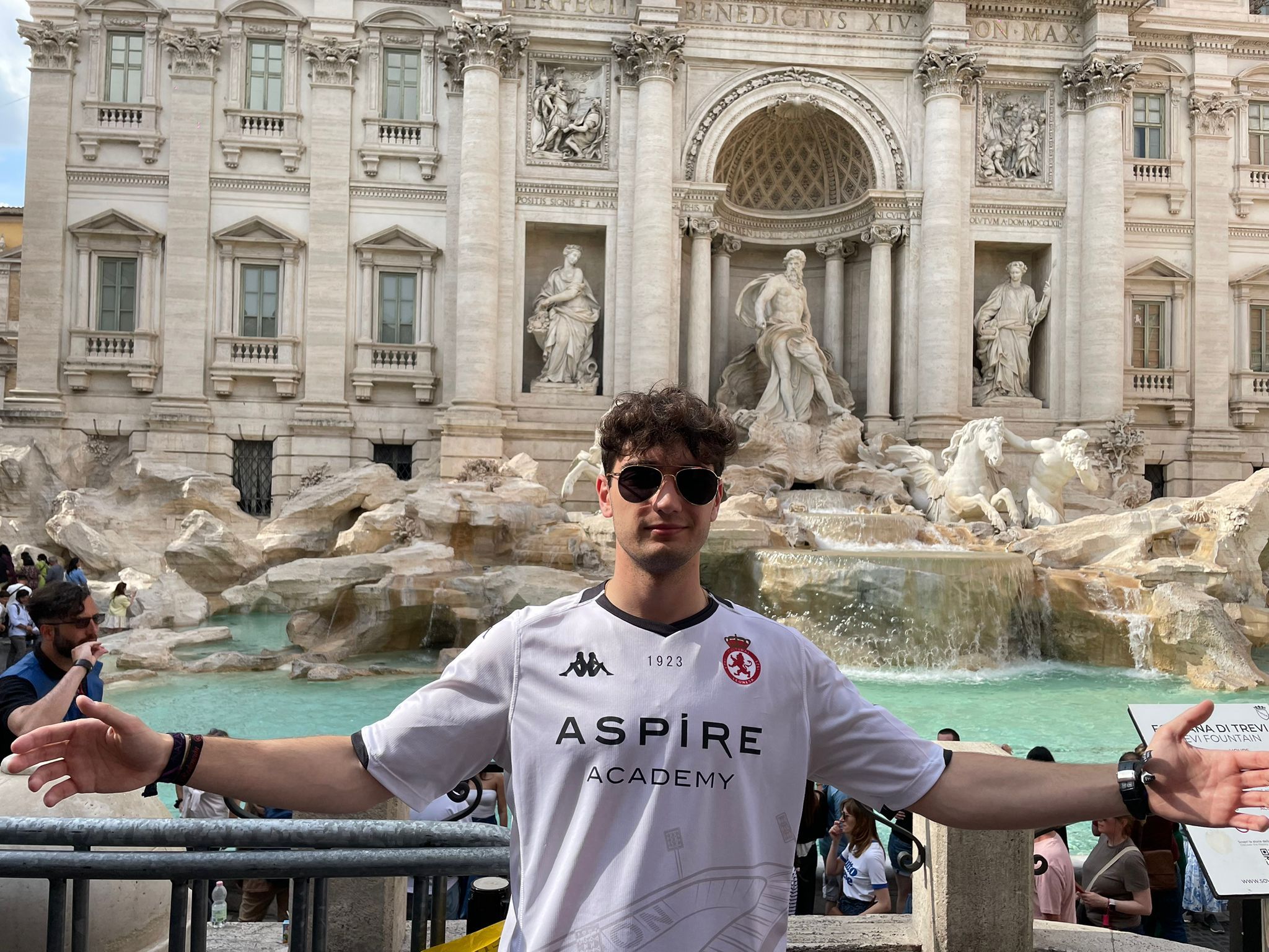 Jorge Belinchón posando con la camiseta de la Cultural en la Fontana di Trevi | L.N.C.