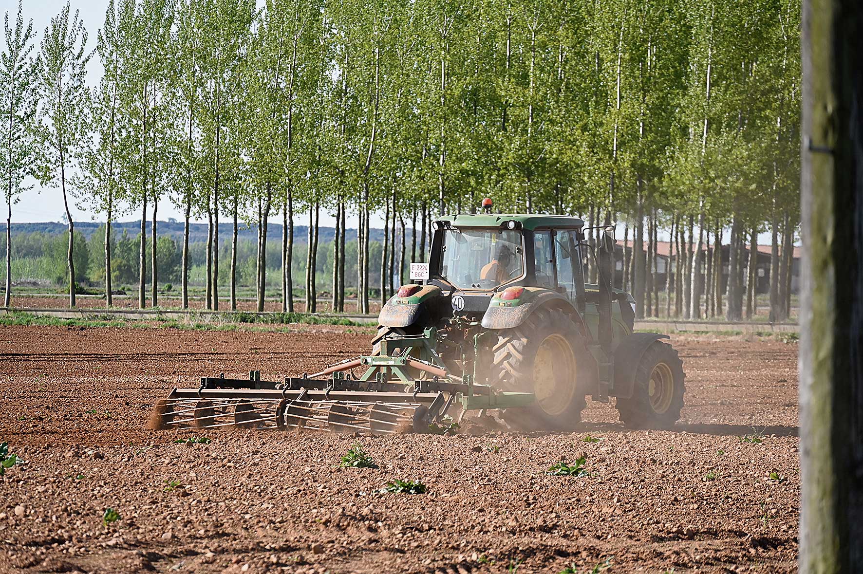 Foto de archivo de un agricultor preparando el terreno para el cultivo. | SAÚL ARÉN