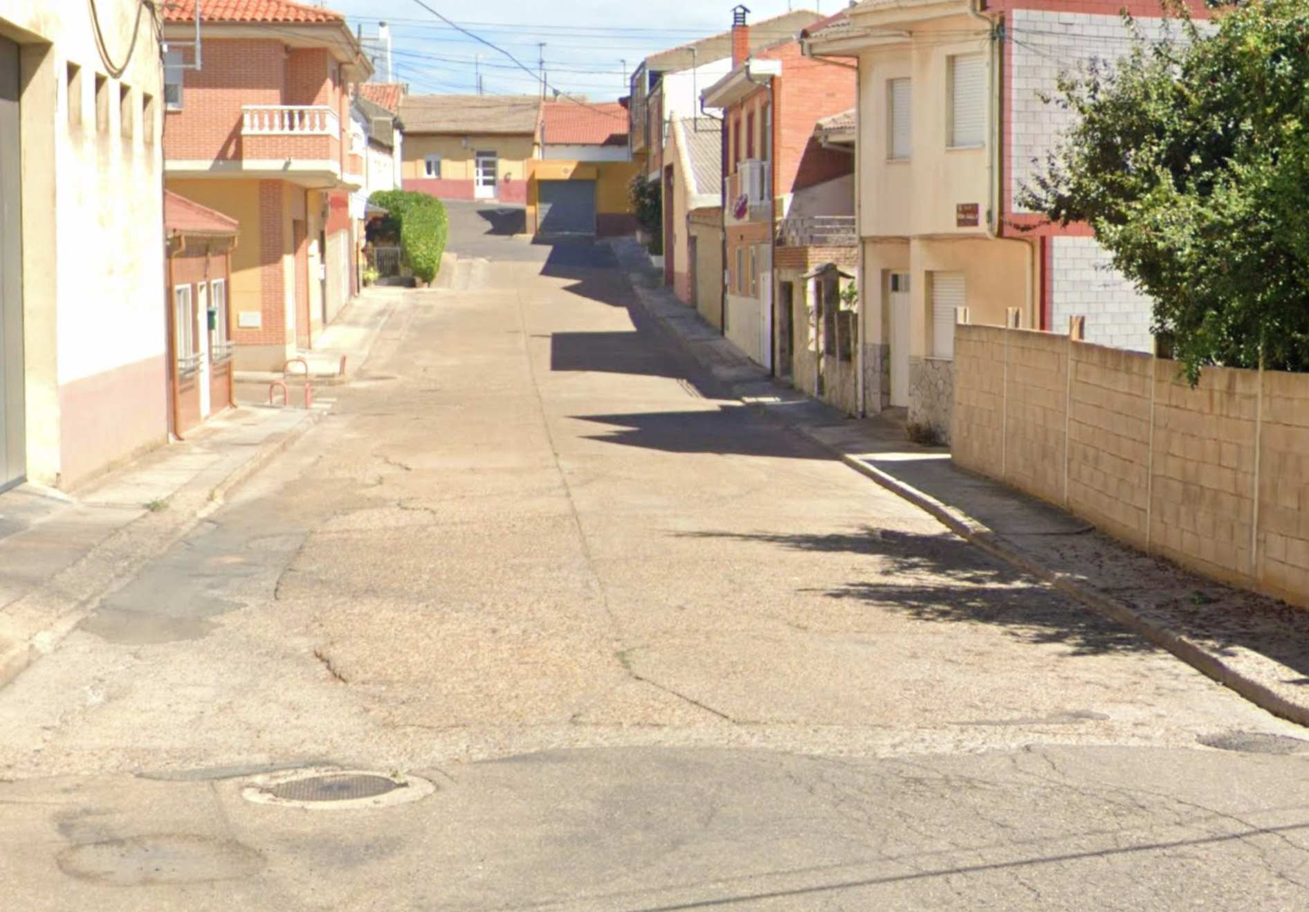 Calle Reina Isabel II de La Bañeza que será renovada. | L.N.C. Calle Reina Isabel II de La Bañeza que será renovada. | L.N.C.