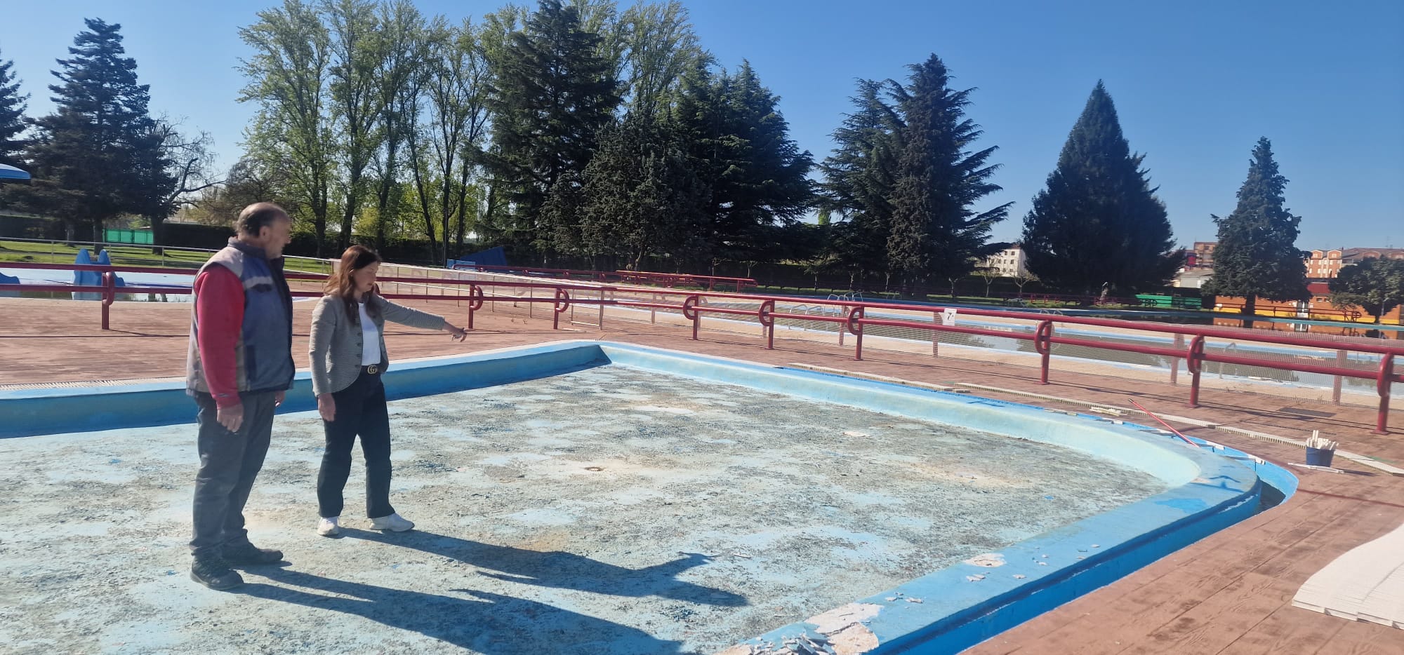 La concejala Elena Bailez visitando las obras en las piscinas municipales. | L.N.C.