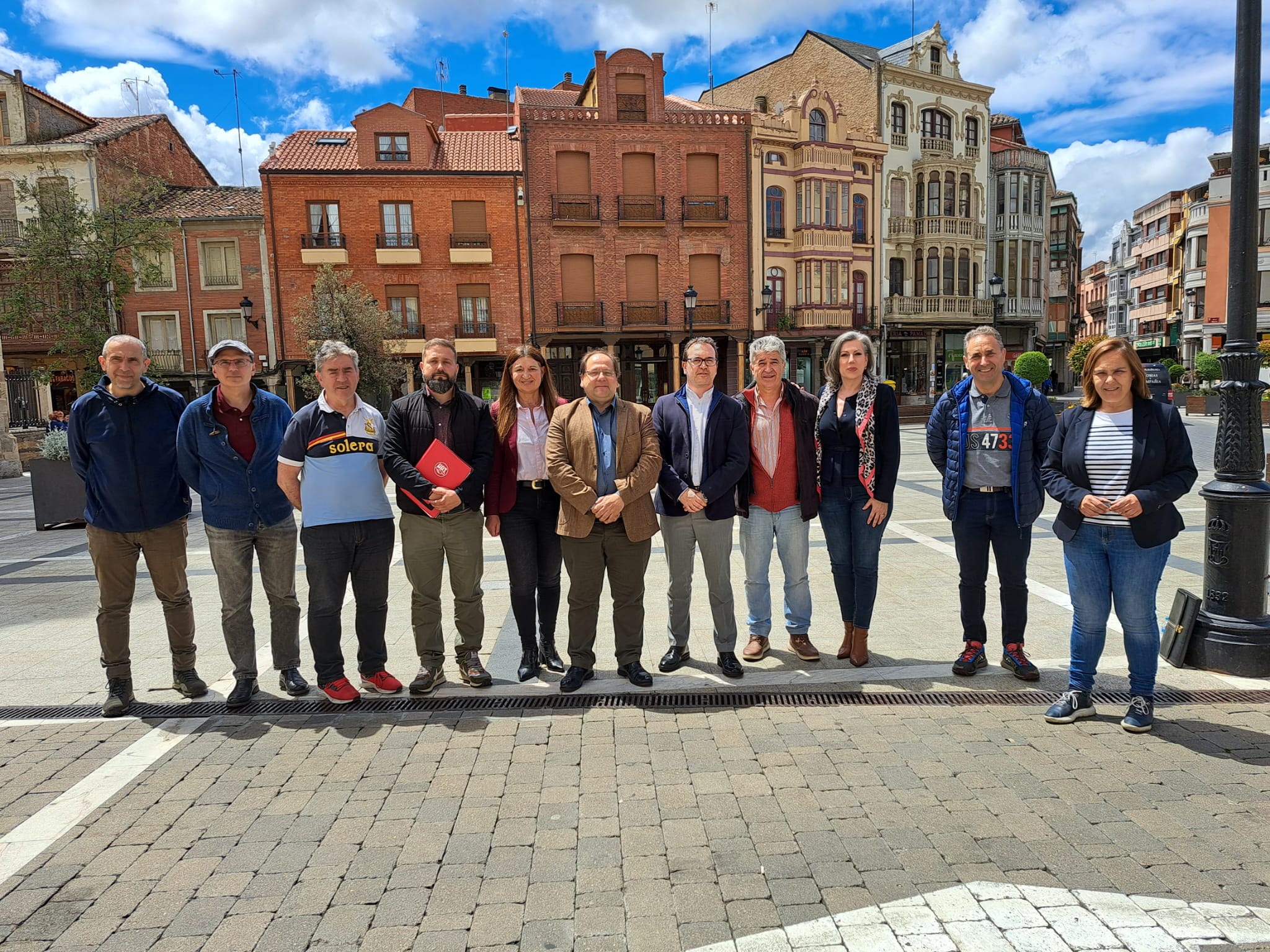 Reunión de los representantes del PP con el comité de empresa. | L.N.C. Reunión de los representantes del PP con el comité de empresa. | L.N.C.