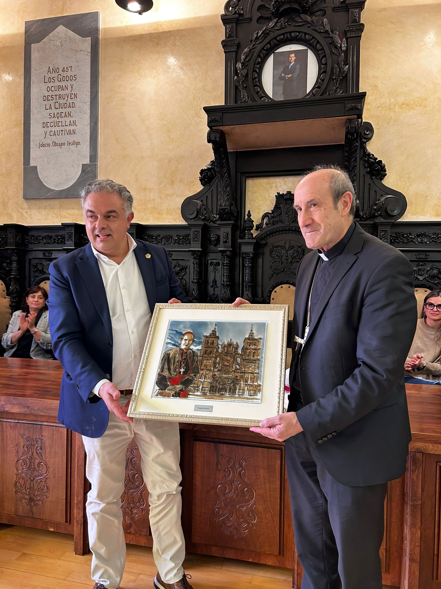 Entrega de un cuadro de parte del Ayuntamiento. | L.N.C. Entrega de un cuadro de parte del Ayuntamiento. | L.N.C.