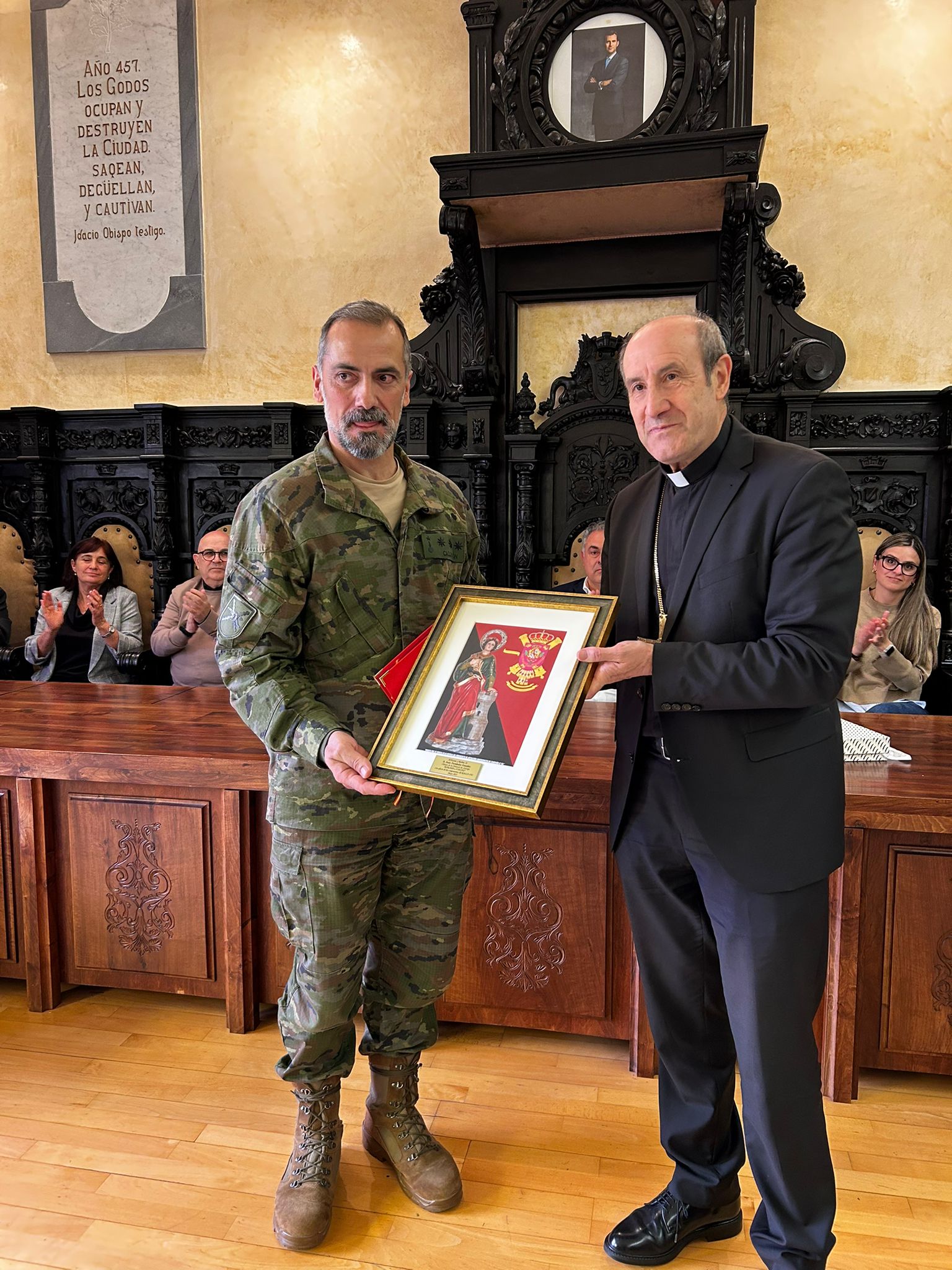 Santiago Calderón entrega a Jesús Fernández la imagen de Santa Bárbara. | L.N.C. Santiago Calderón entrega a Jesús Fernández la imagen de Santa Bárbara. | L.N.C.