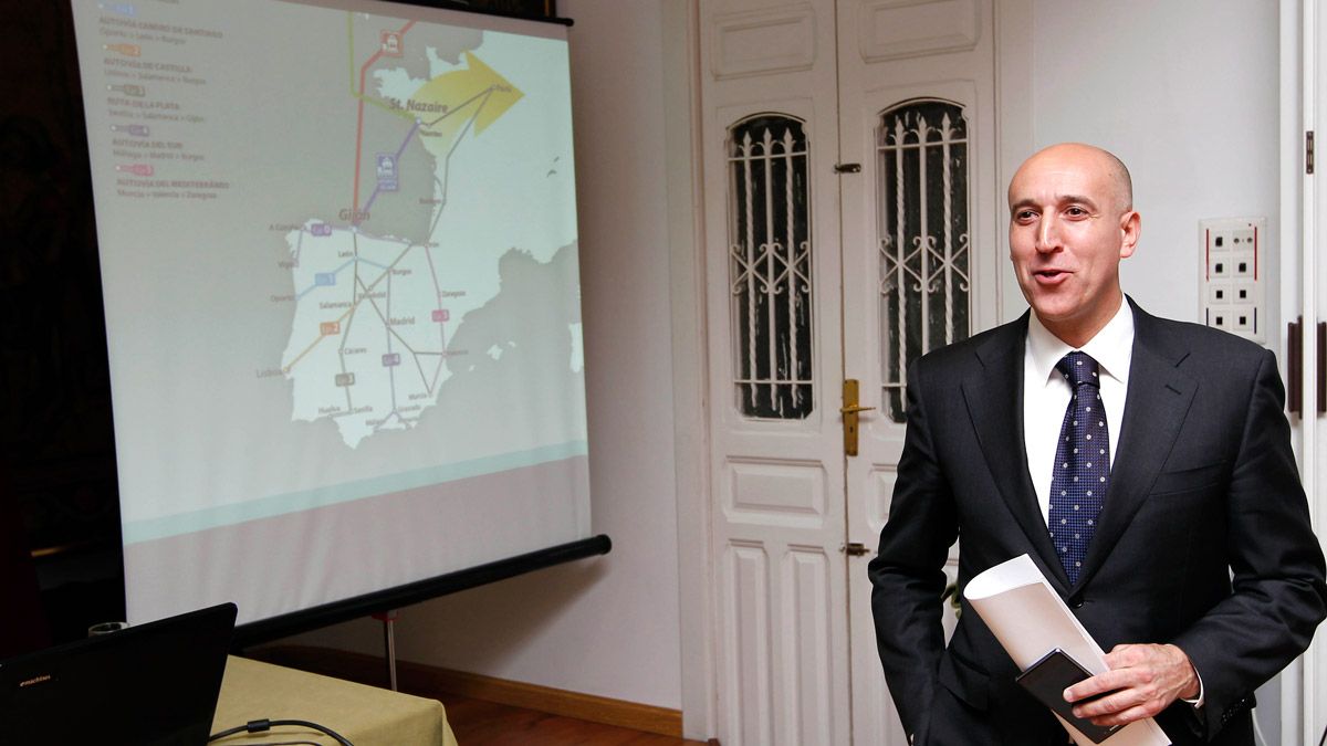 José Antonio Díez, portavoz en el Ayuntamiento de León, lleva a la Casa de León la campaña a favor de la plataforma logística de Torneros. | ICAL