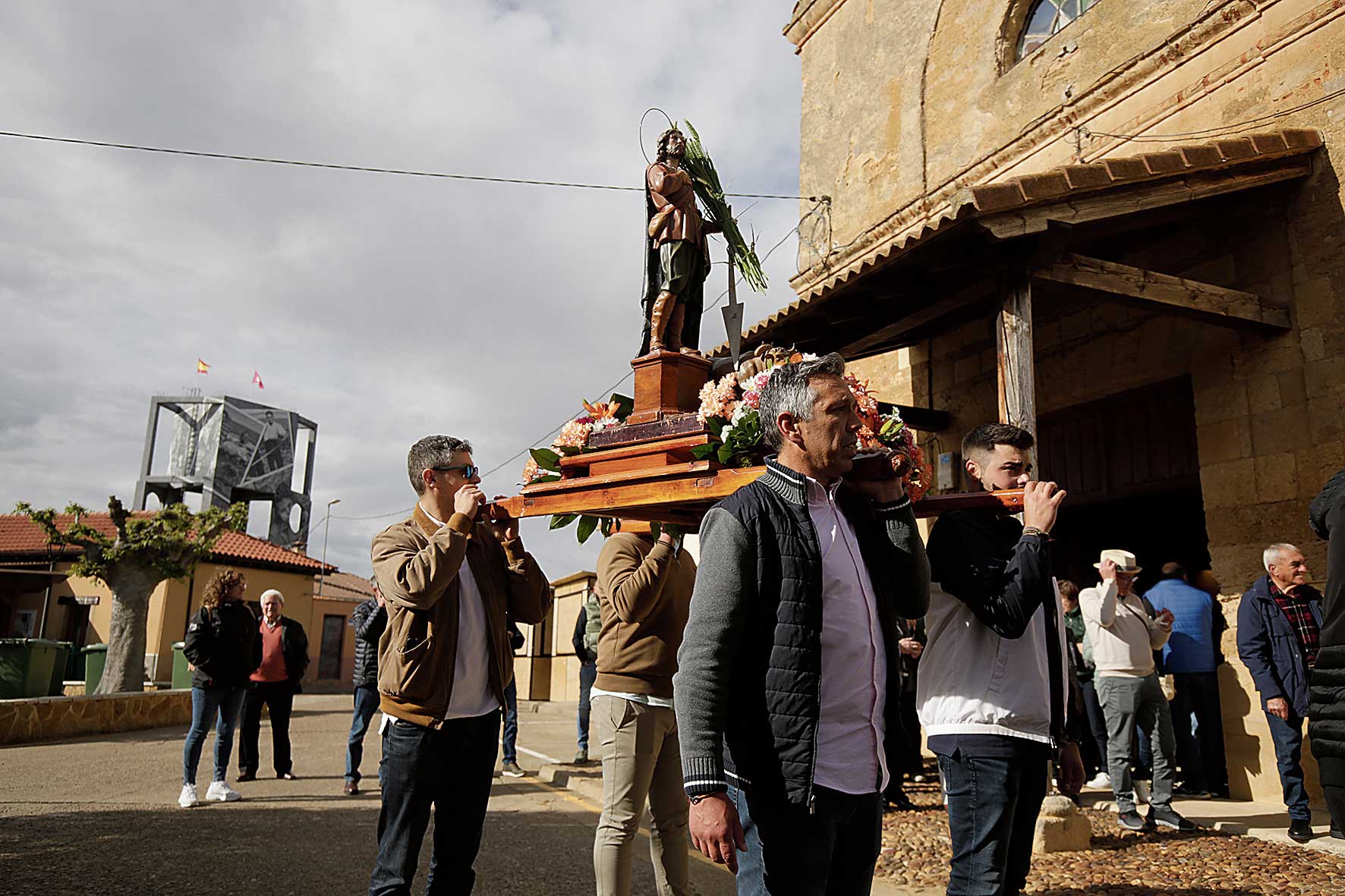 La localidad del sur leonés de San Millán de los Caballeros no faltó a su cita con su patrón. | FERNANDO OTERO