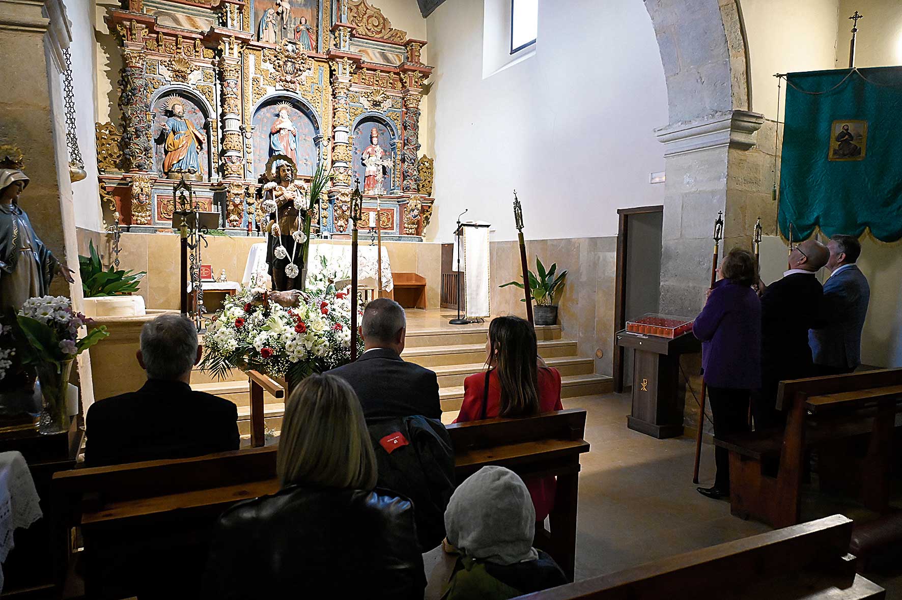 Misa en honor a San Isidro celebrada ayer en Villaobispo. SAÚL ARÉN Misa en honor a San Isidro celebrada ayer en Villaobispo. SAÚL ARÉN