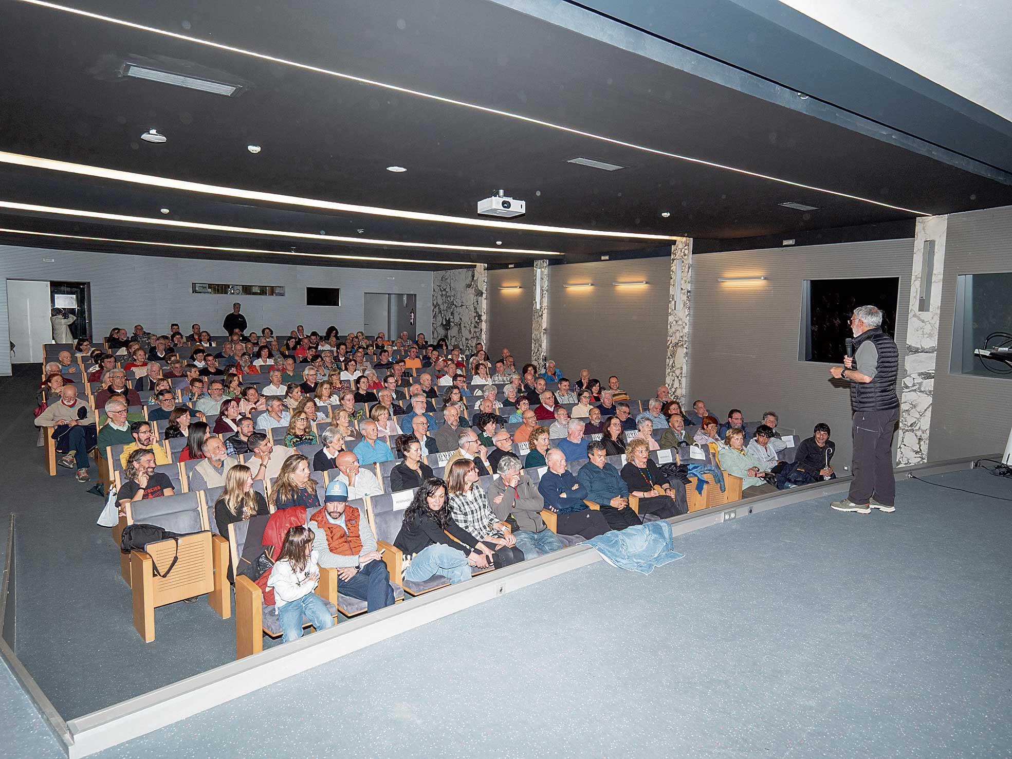 Isidoro Rodríguez Cubillas durante su charla sobre Torre Senta, a la que ha subido un total de 130 veces. | VICENTE GARCÍA