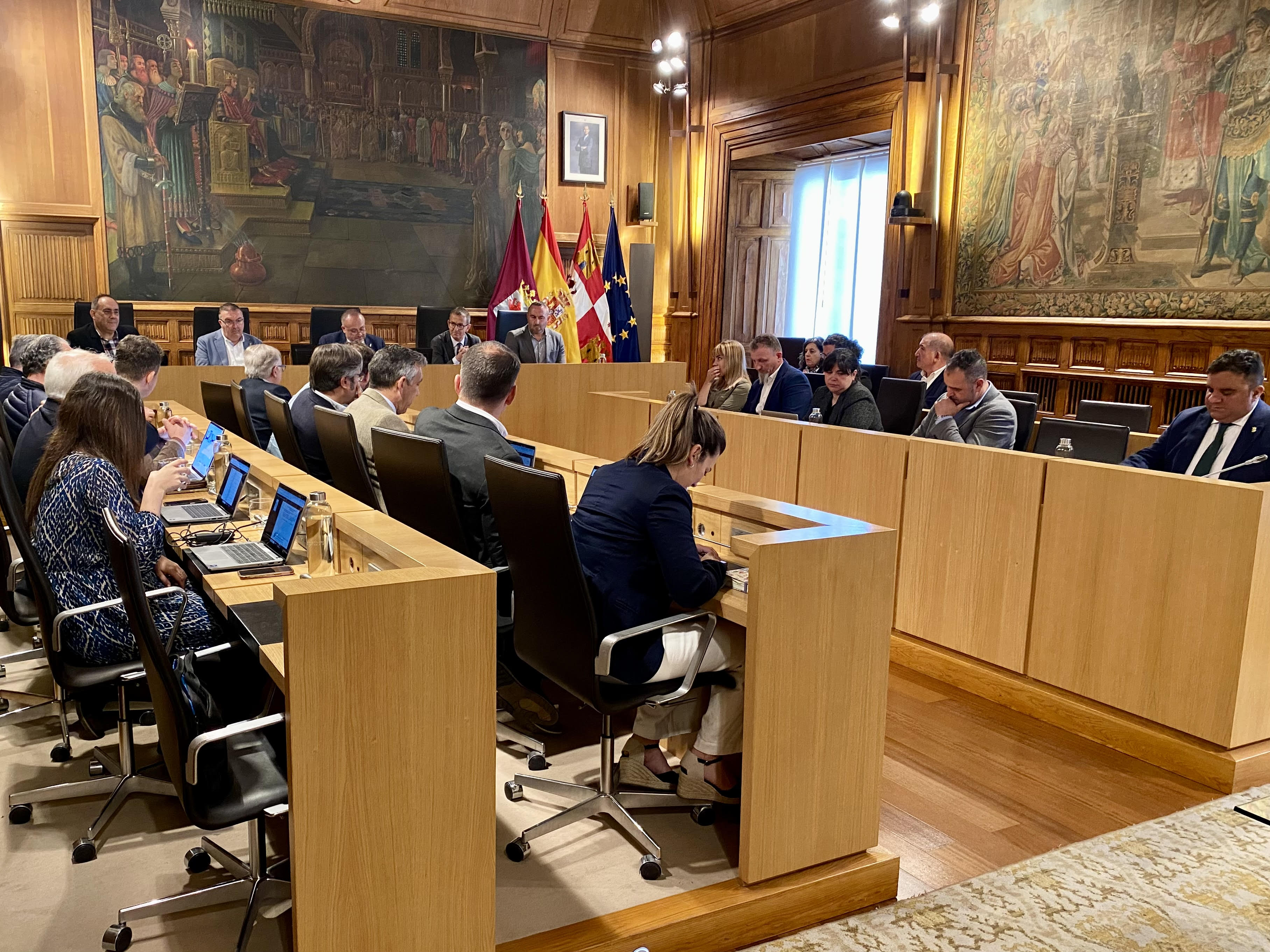 Un instante de la sesión plenaria celebrada en el Palacio de los Guzmanes. | DIPUTACIÓN DE LEÓN