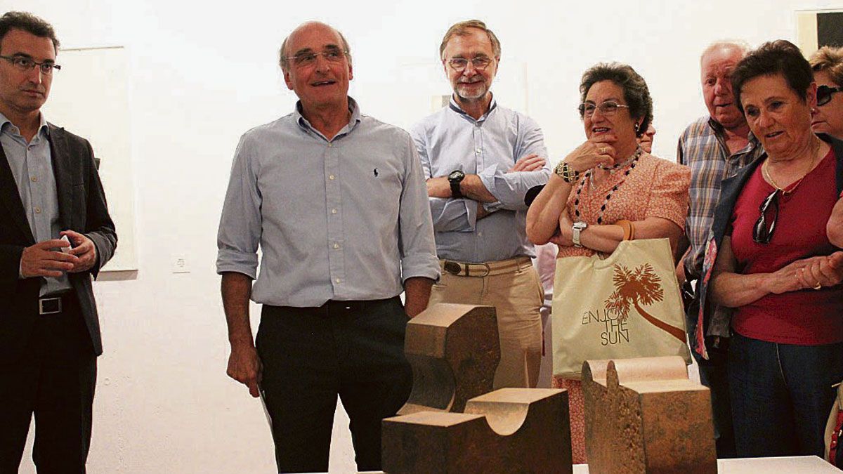 Ignacio Chillida explica a los asistentes a la inauguración una de las obras de su padre, en presencia del director del MSM de Sabero. | ALFREDO R. LORENZANA