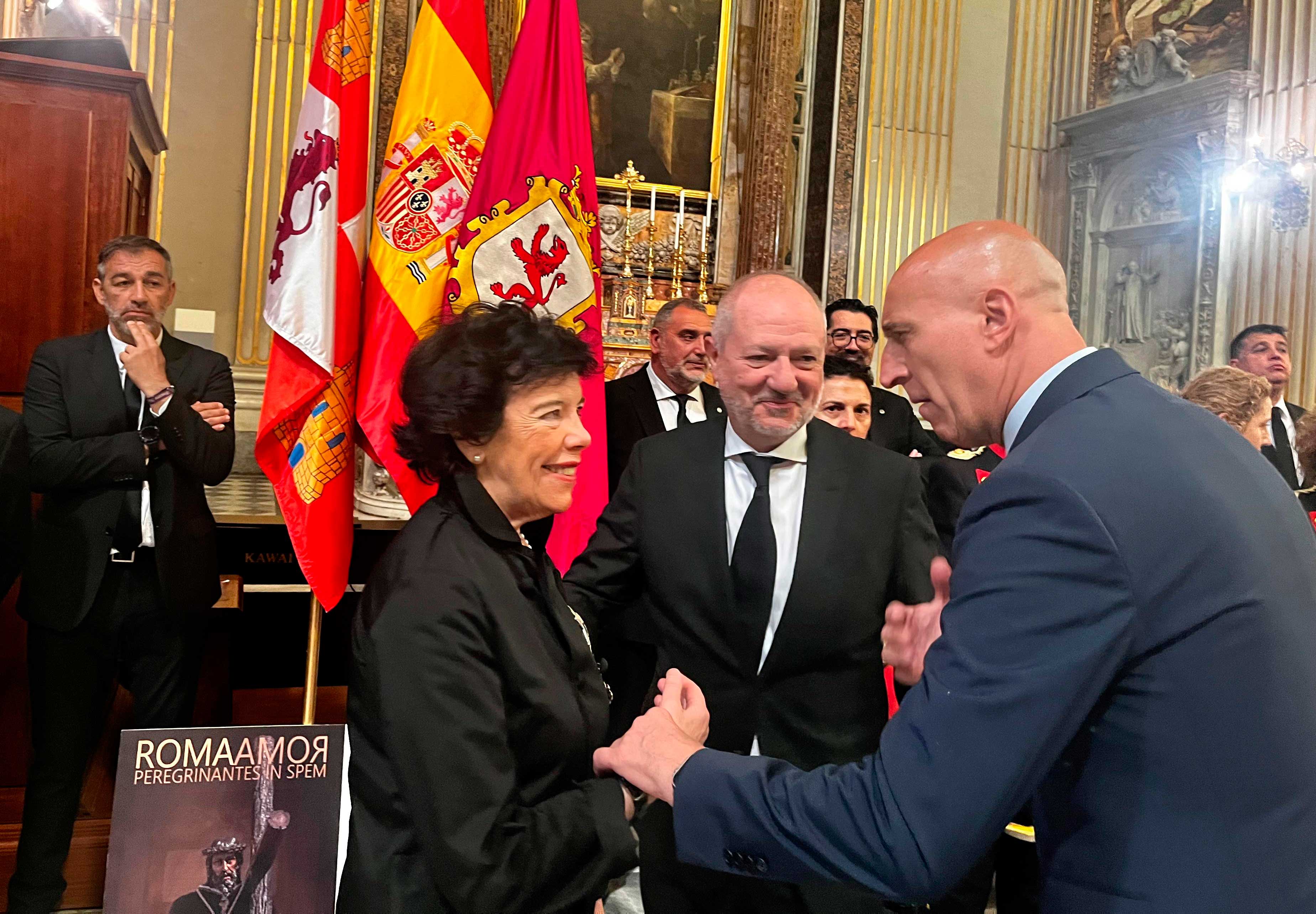 La embajadora de España ante la Santa Sede junto al abad de la Cofradía de Jesús y el alcalde de León. | ICAL