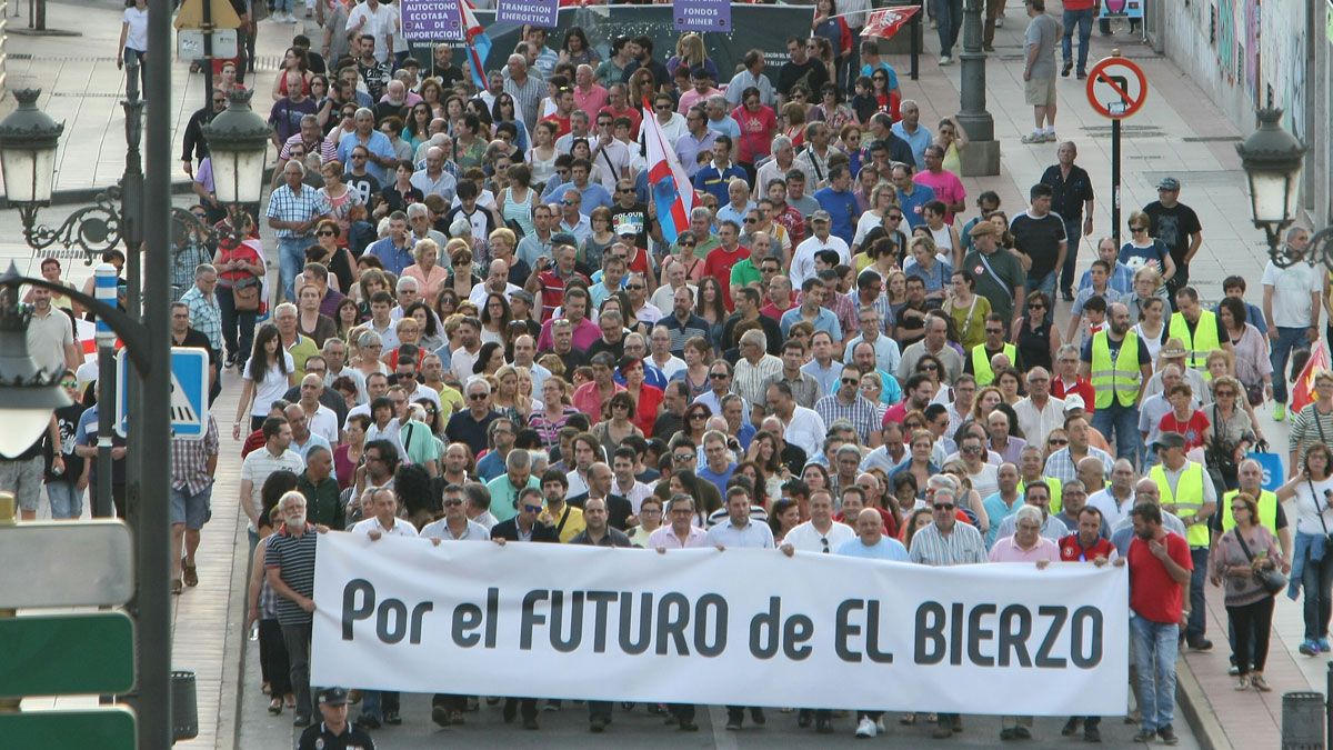 Los manifestantes, por las calles de Ponferrada para pedir 'Un futuro para el Bierzo'. | C. SÁNCHEZ (ICAL)