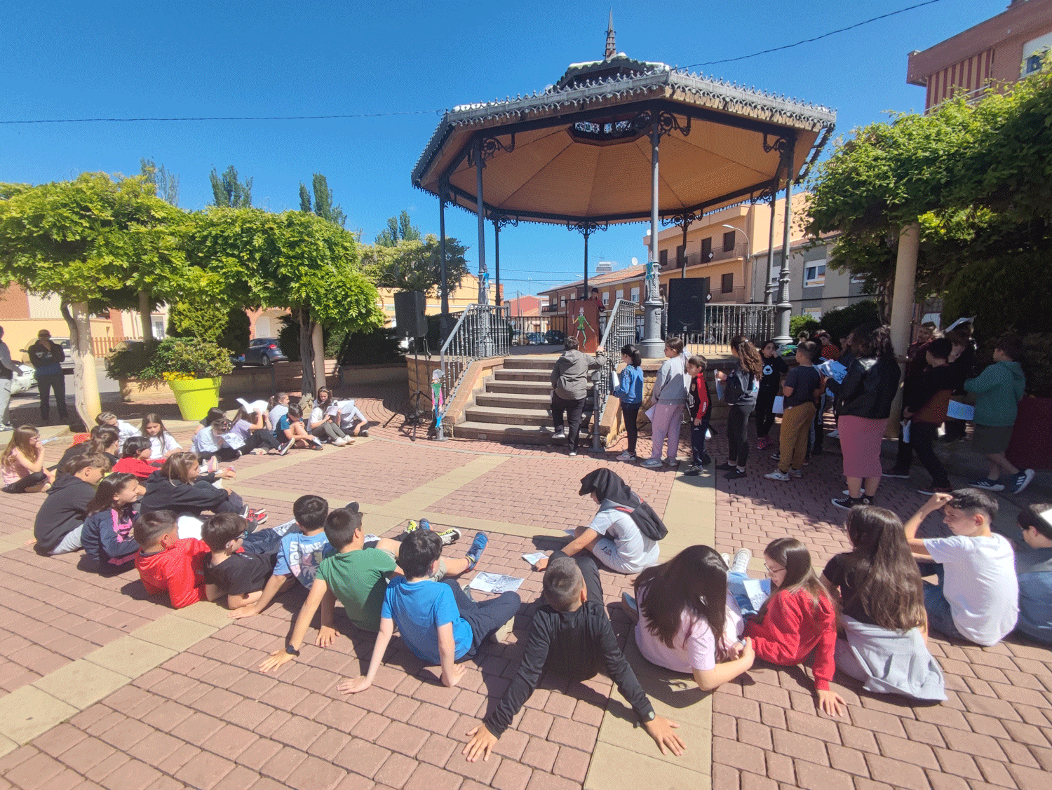 Alumnos del CEIP Benito León disfrutando este viernes de la lectura del Quijote. | A. RODRÍGUEZ