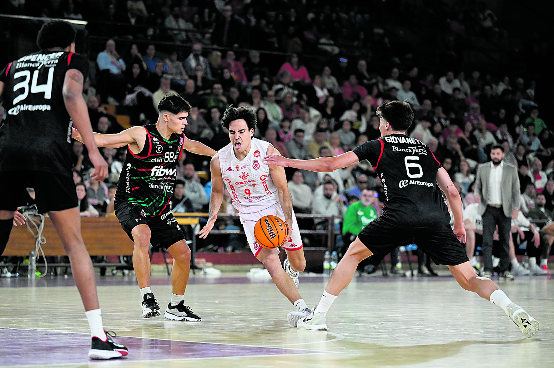 Pau Isern, que se enfrentaba a su exequipo, se cuela entre dos defensores en la ida.  SAÚL ARÉN