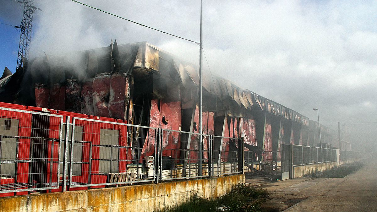 Imagen del incendio de Embutidos Rodríguez. | ICAL