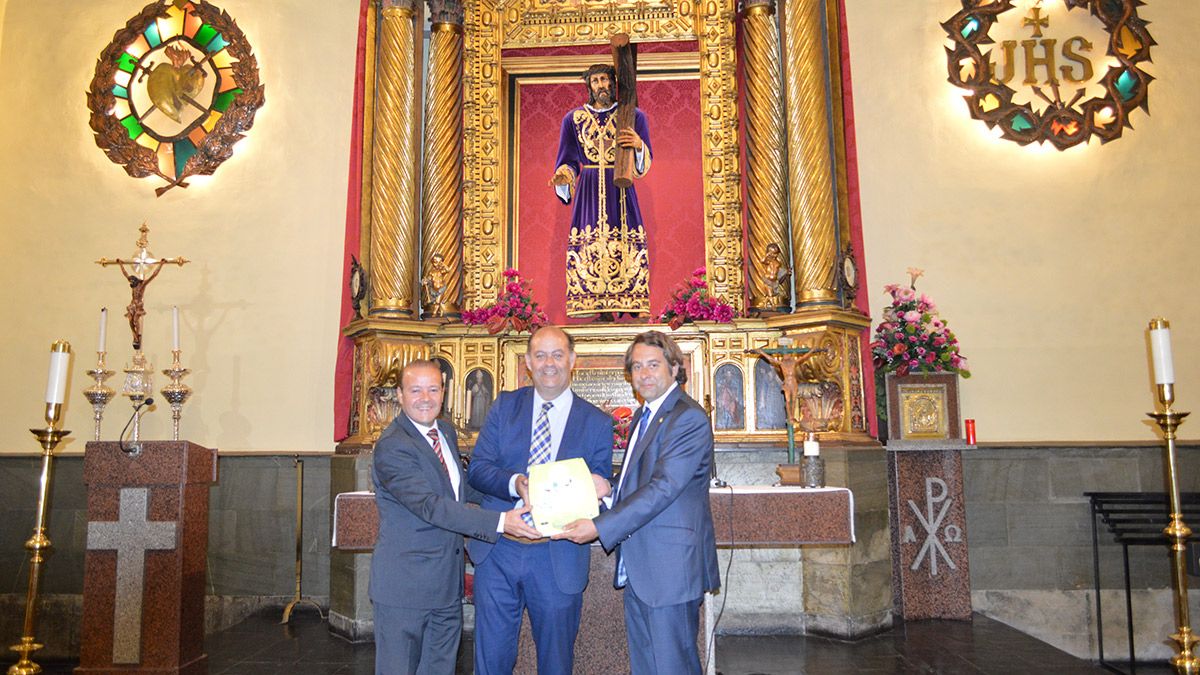 Matías Sánchez, Delegado del Proyecto Salvavidas, junto a Mario Lascún y Alfonso Escapa, abades de las Cofradías Angustias y Dulce Nombre.