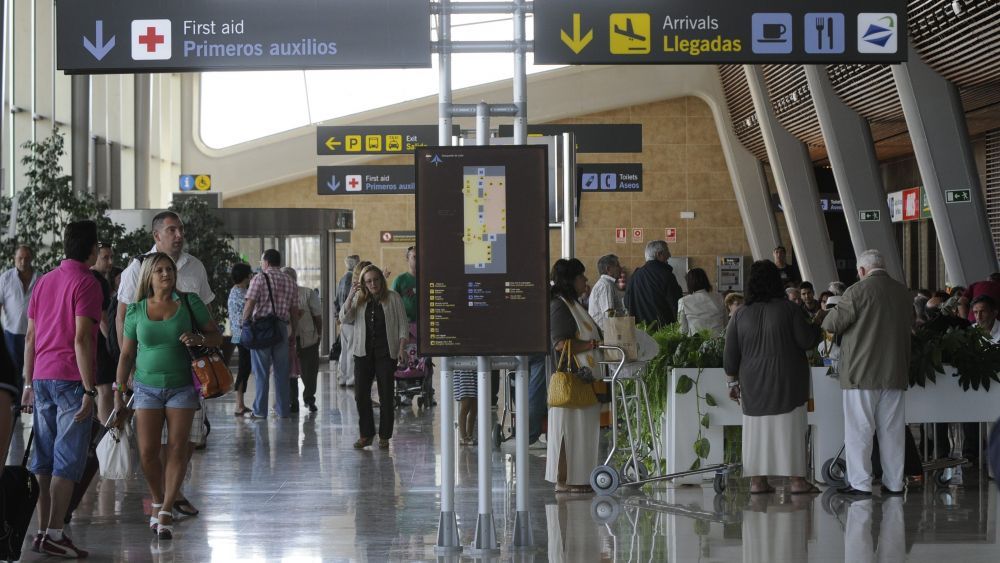 El aeropuerto de León gana actividad con la puesta en servicio de los vuelos de la temporada de verano. | MAURICIO PEÑA