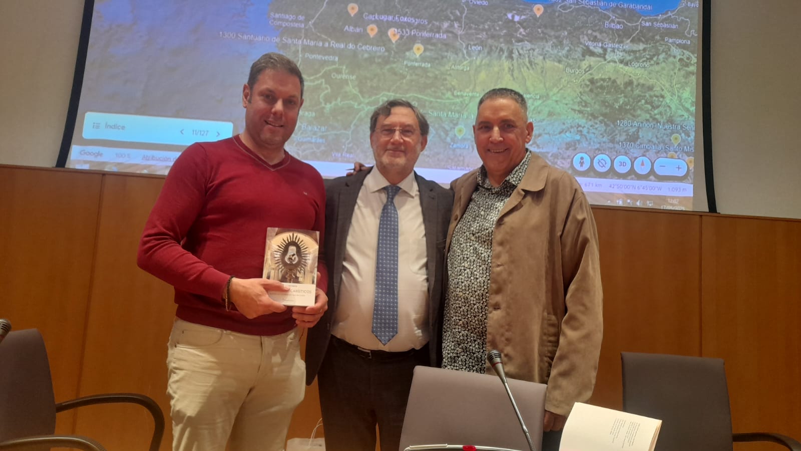 Presentación del libro sobre milagros eucarísticos de Santiago Mata (en el centro) en Ponferrada. | MAR IGLESIAS