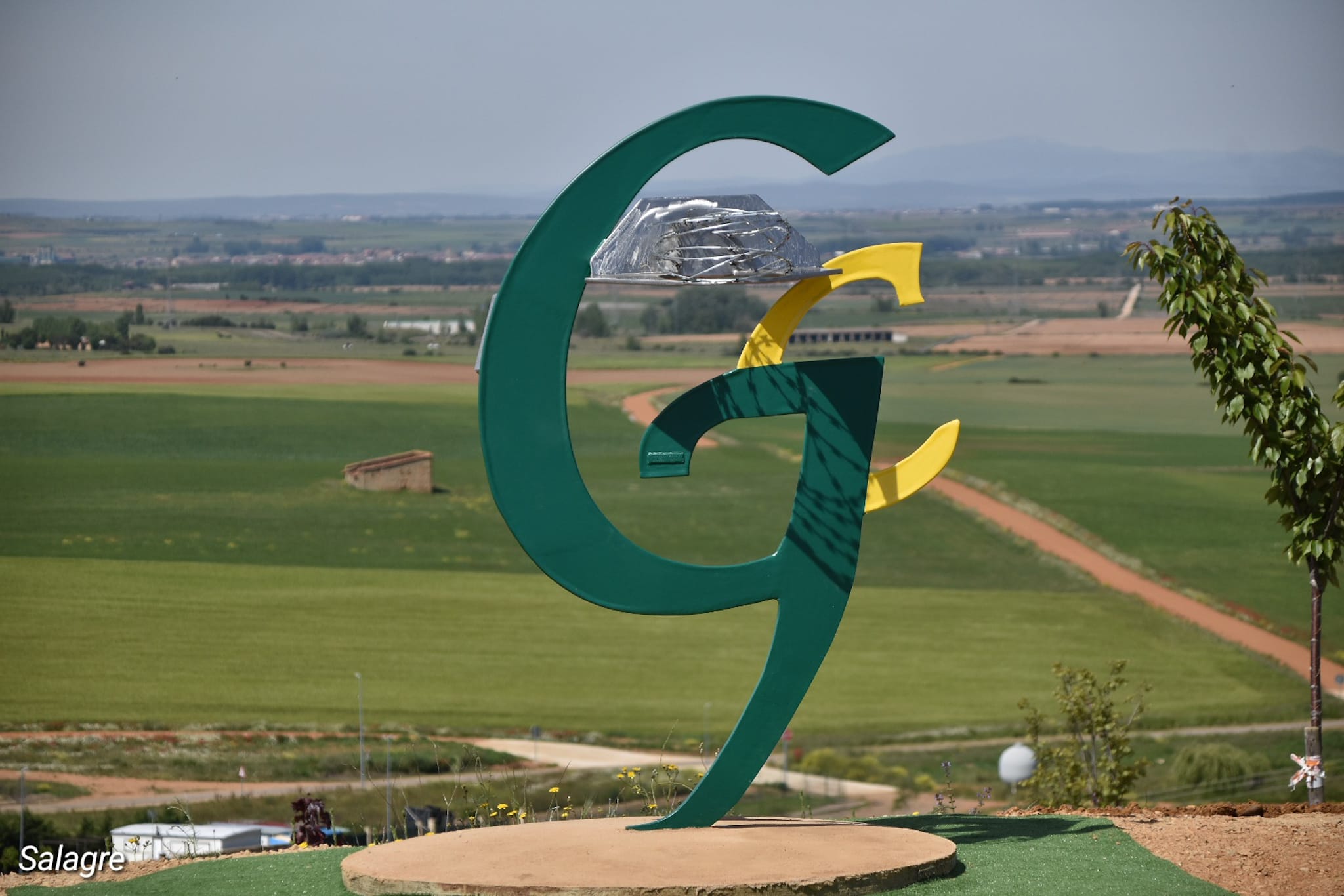 Escultura con la ‘G’ gigante en reconocimiento a la Guardia Civil. | SALAGRE Escultura con la ‘G’ gigante en reconocimiento a la Guardia Civil. | SALAGRE