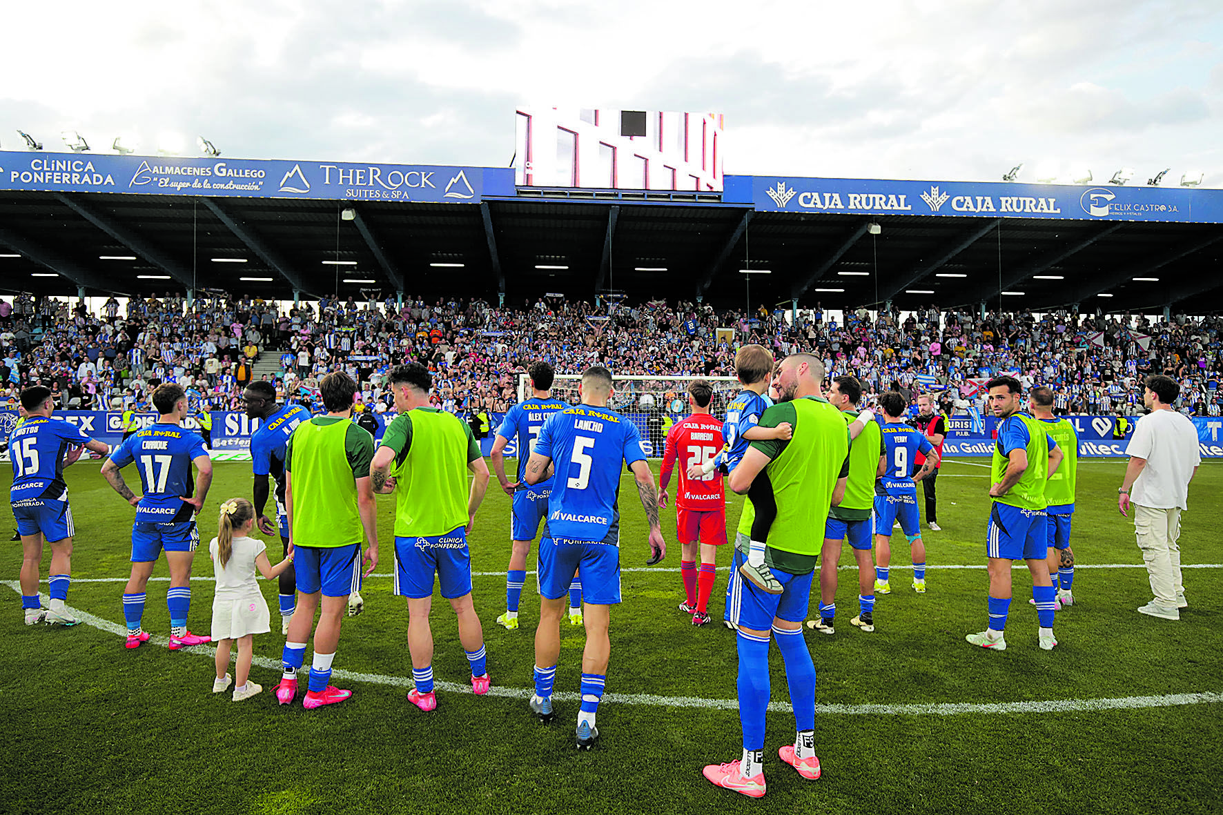 Momento final de la Deportiva con la afición tras la remontada en el derbi en el último minuto.  FERNANDO OTERO