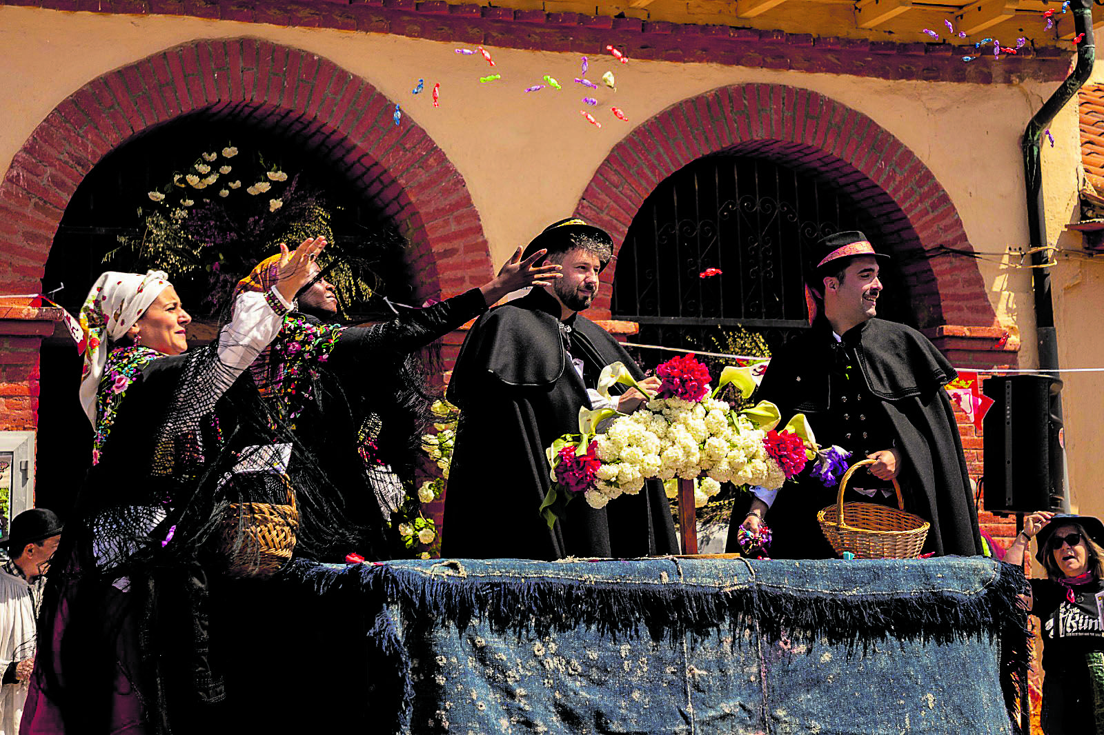 El colorido de los ritos y la vigencia de las tradiciones le dan un sabor especial a esta boda antrueja que este sábado celebró Celadilla. | JESÚS GG