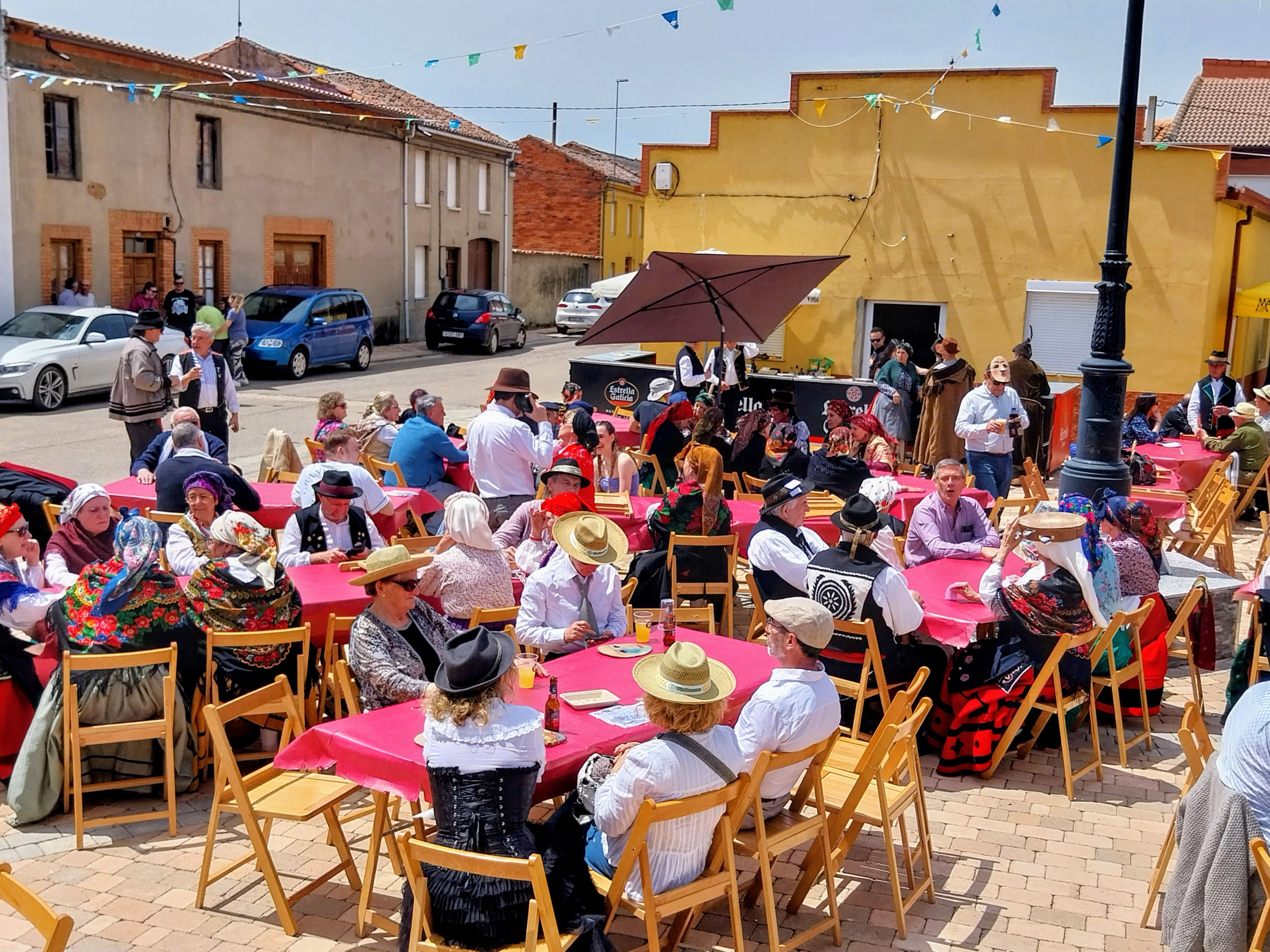 Una comida popular en la plaza de Celadilla selló la boda antrueja de Gonzalo y Melody. | F.F. Una comida popular en la plaza de Celadilla selló la boda antrueja de Gonzalo y Melody. | F.F.