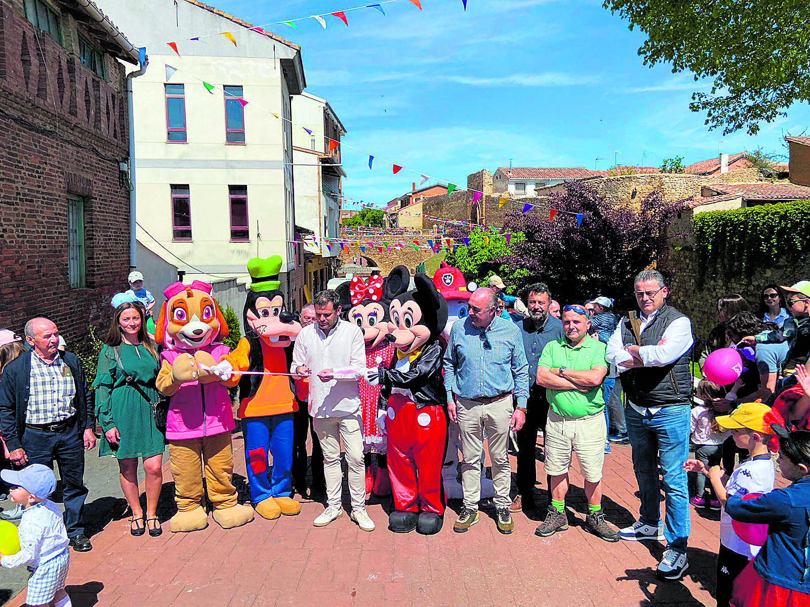 Inauguración de la Feria del Cuento de Almanza este sábado. | VÍCTOR S. VÉLEZ