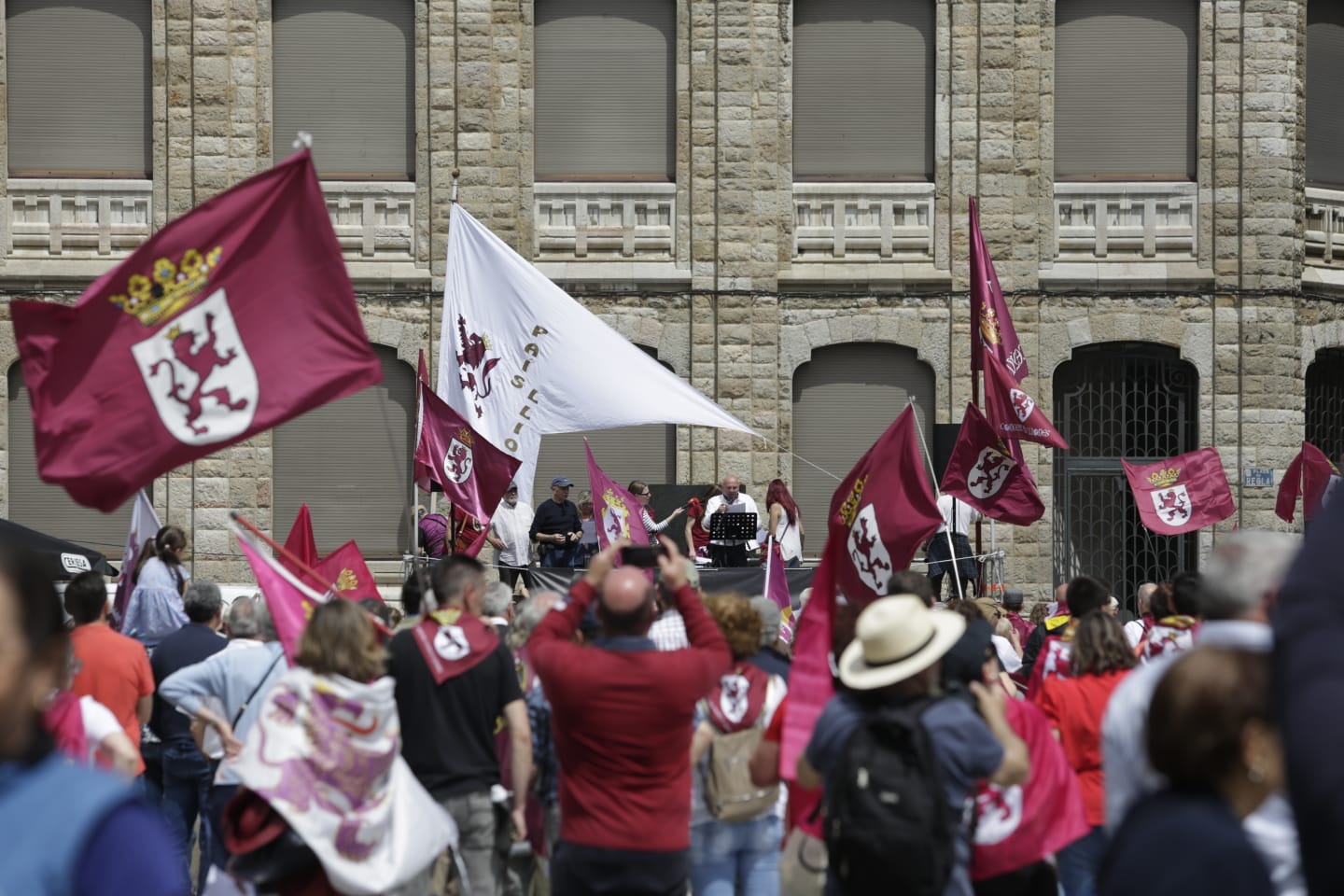 Protesta del denominado 'Caminu la Llibertá' este domingo en la capital leonesa. | FERNANDO OTERO