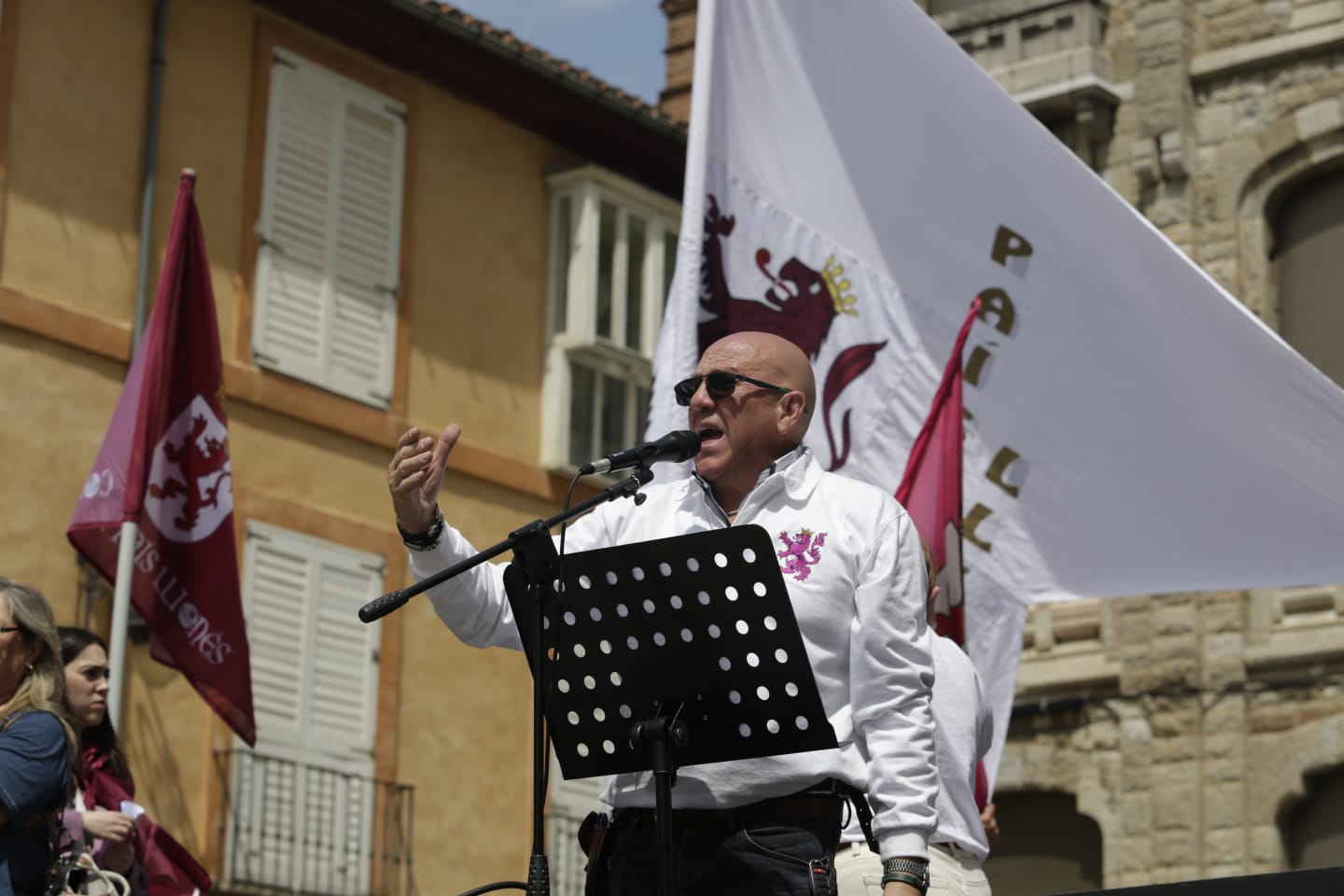 El presidente de Conceyu País Llionés, Carlos Cerra, durante su discurso. | FERNANDO OTERO El presidente de Conceyu País Llionés, Carlos Cerra, durante su discurso. | FERNANDO OTERO
