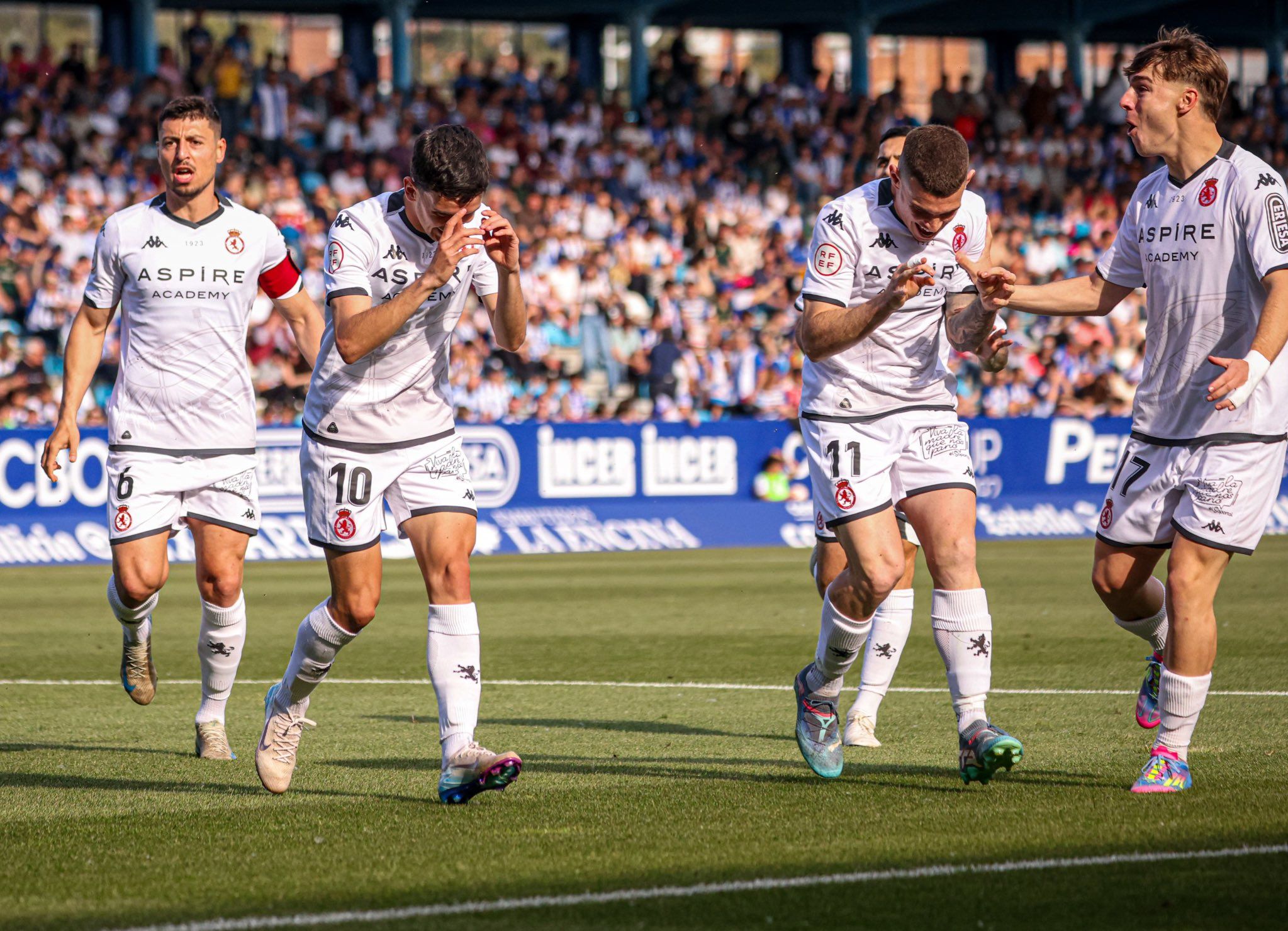 Chacón y Samanes bailan tras el gol del mediapunta en El Toralín. | CYD