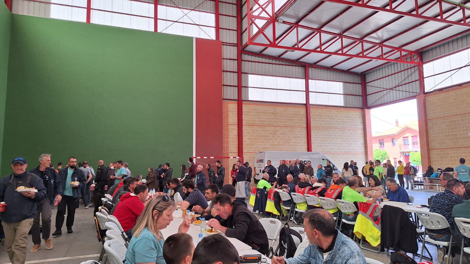 Los participantes reponiendo fuerzas con una comida en Castrocalbón. | JULIO RUIZ Los participantes reponiendo fuerzas con una comida en Castrocalbón. | JULIO RUIZ